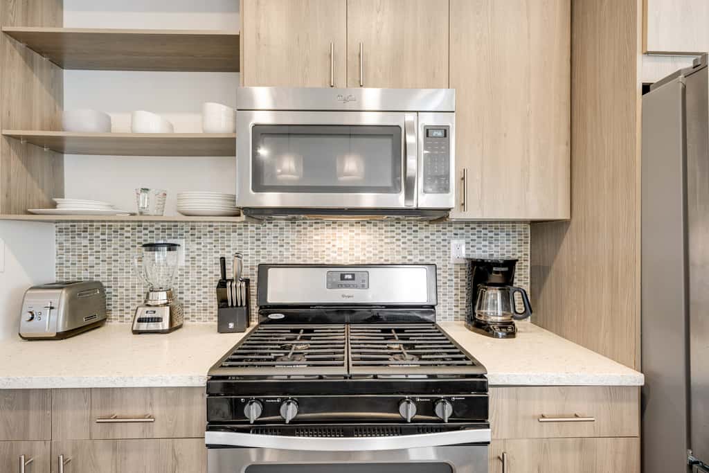 Third-floor luxury condo near beach with resort pool, gym & EV chargers