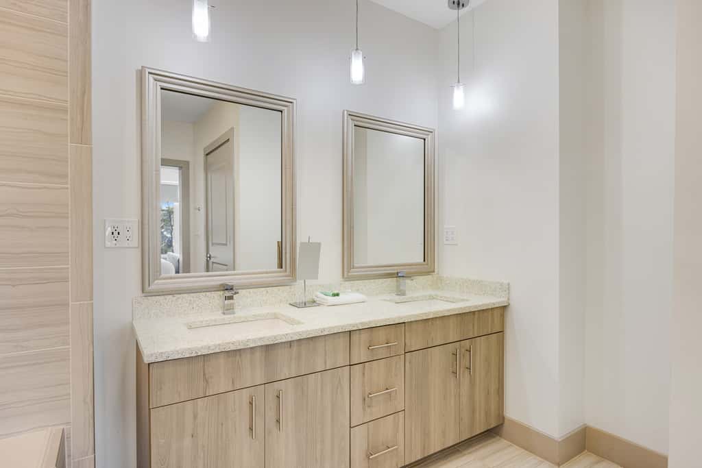 Third-floor luxury condo near beach with resort pool, gym & EV chargers