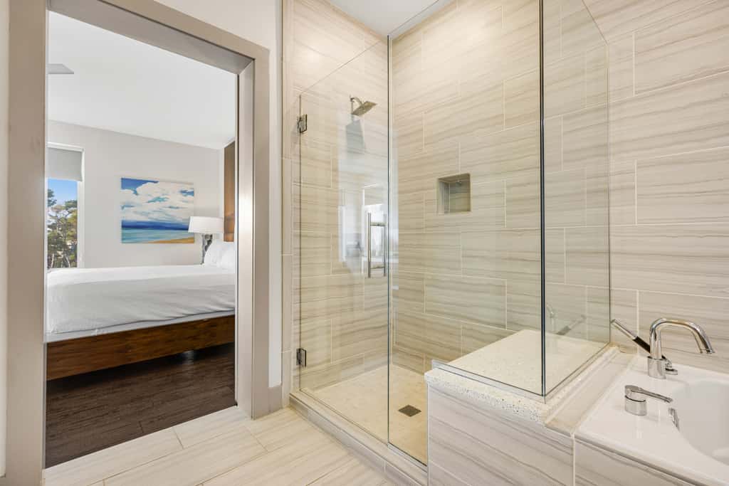 Third-floor luxury condo near beach with resort pool, gym & EV chargers