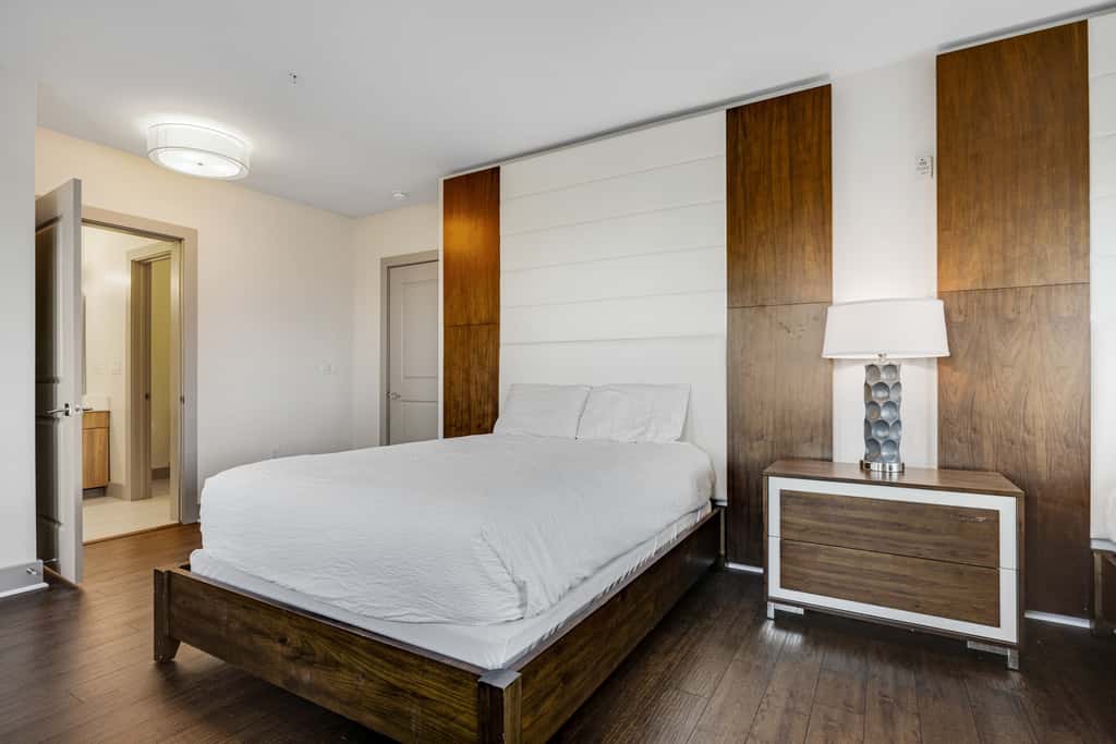 Third-floor luxury condo near beach with resort pool, gym & EV chargers
