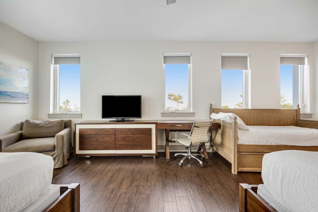 Third-floor luxury condo near beach with resort pool, gym & EV chargers