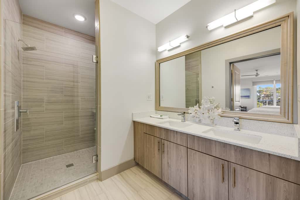 Third-floor luxury condo near beach with resort pool, gym & EV chargers