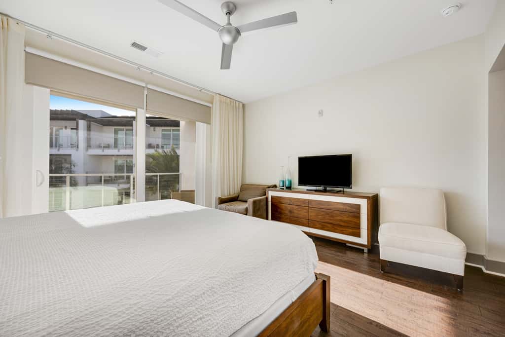 Third-floor luxury condo near beach with resort pool, gym & EV chargers