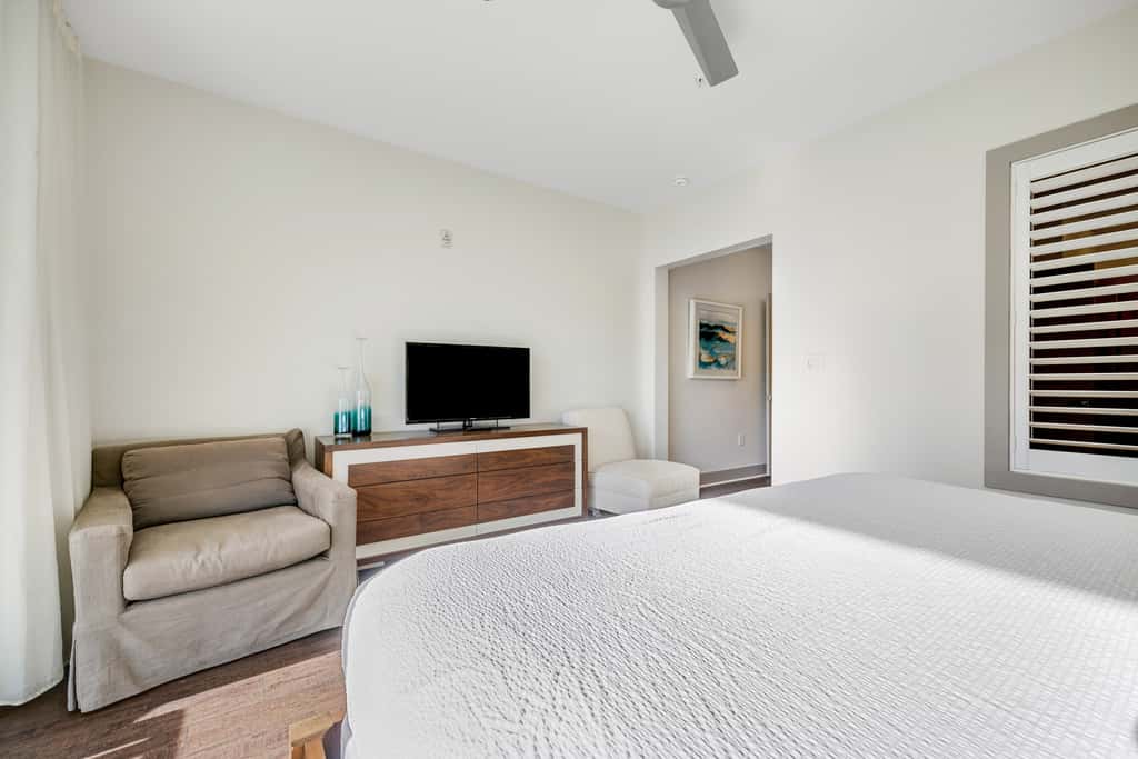 Third-floor luxury condo near beach with resort pool, gym & EV chargers