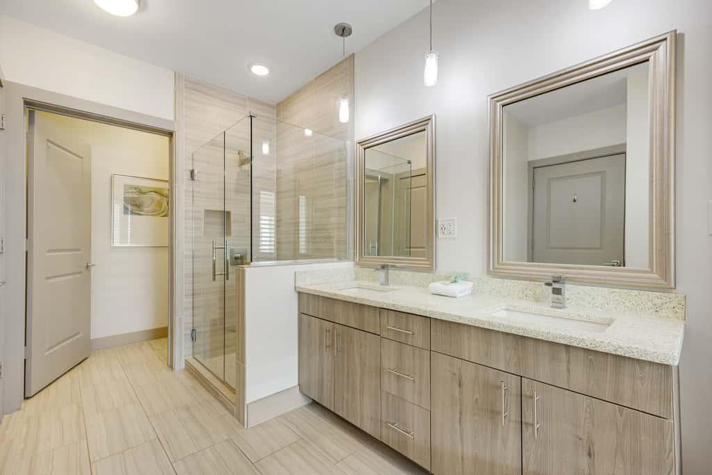 Third-floor luxury condo near beach with resort pool, gym & EV chargers