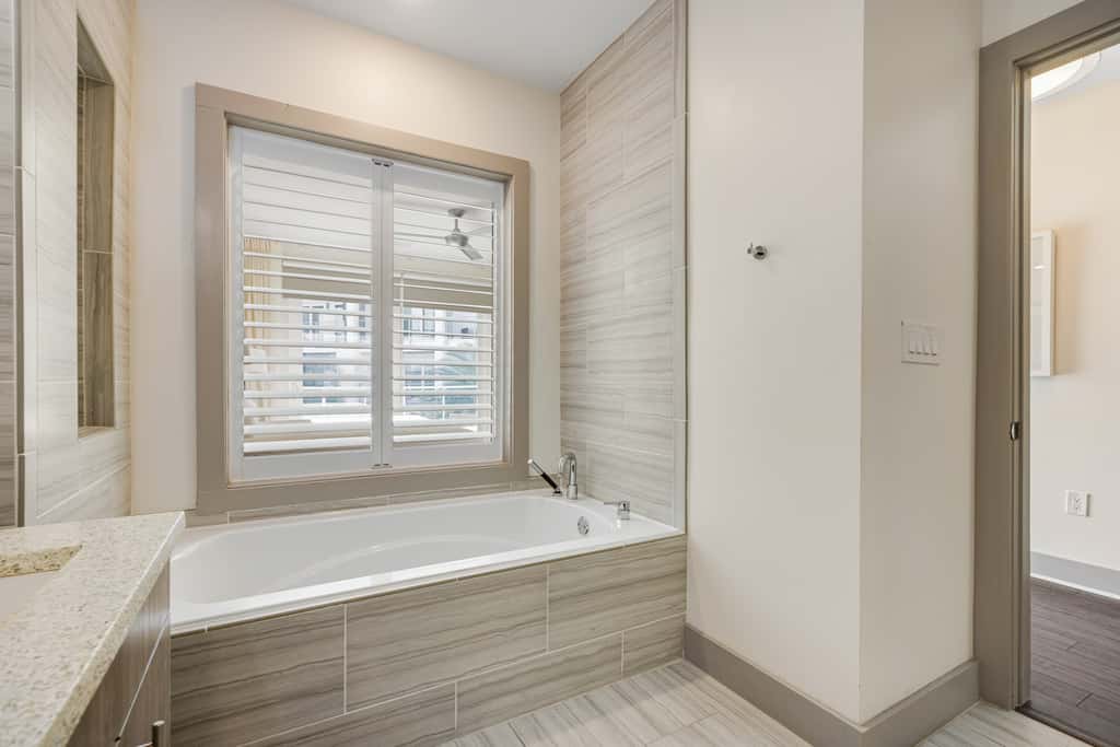 Third-floor luxury condo near beach with resort pool, gym & EV chargers