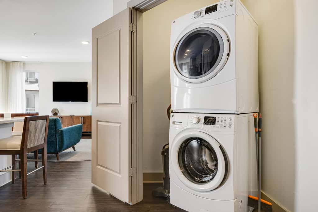 Third-floor luxury condo near beach with resort pool, gym & EV chargers