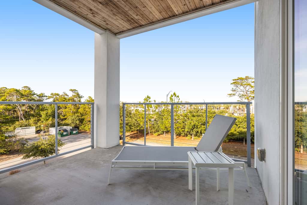 Third-floor luxury condo near beach with resort pool, gym & EV chargers