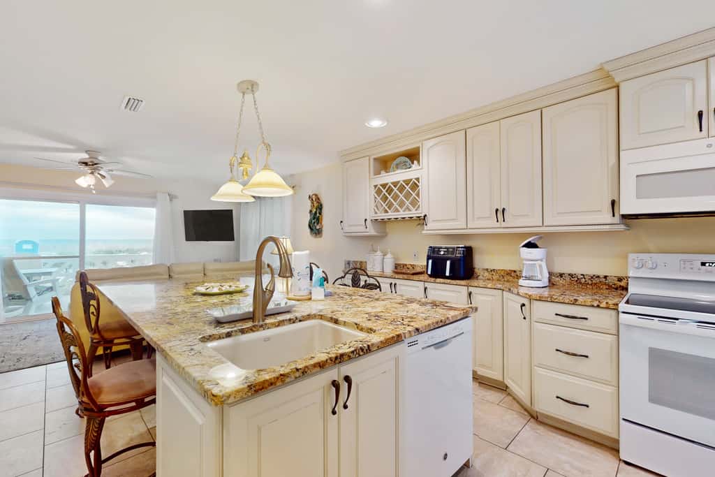 Dog-friendly beachfront townhouse with balcony, 2 bikes, W&D