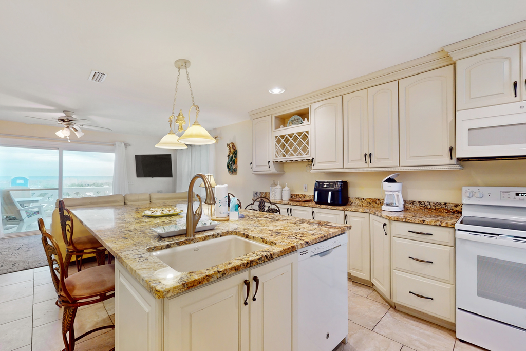 Dog-friendly beachfront townhouse with balcony, 2 bikes, W&D