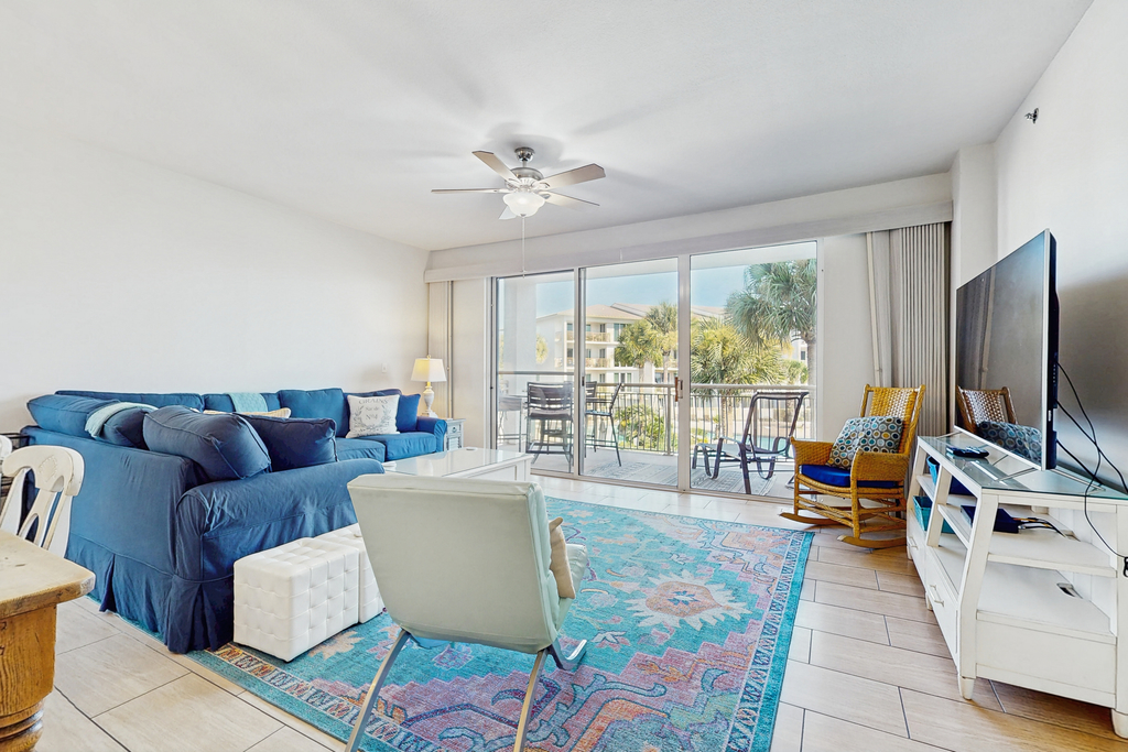 Gorgeous condo with lagoon pool, hot tub, beach access & pickleball court!