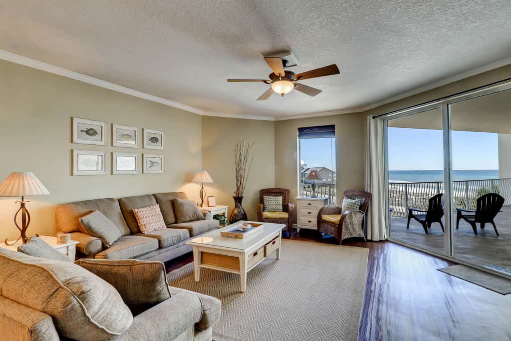 Gorgeous 3-bedroom condo with stunning view, spacious balcony & pickleball