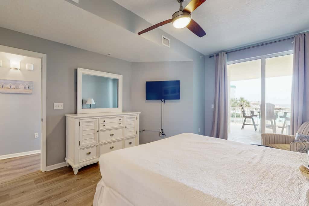 Attractive home with spacious balcony, pool view & pickleball - near beach