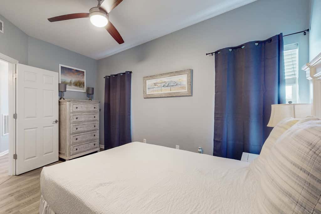 Attractive home with spacious balcony, pool view & pickleball - near beach