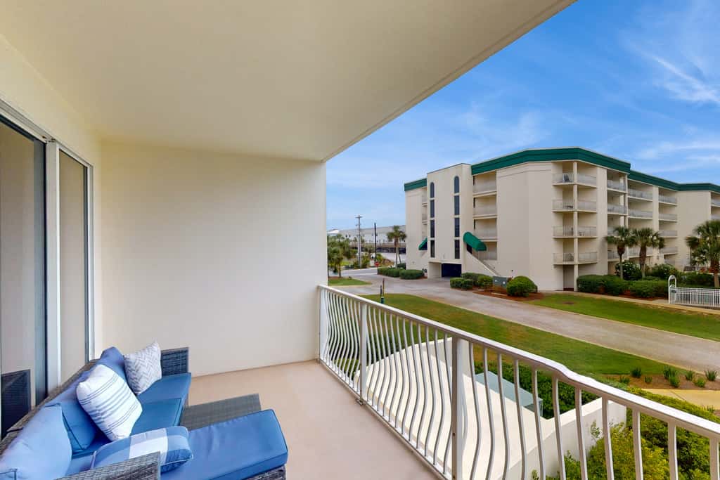 Attractive home with spacious balcony, pool view & pickleball - near beach