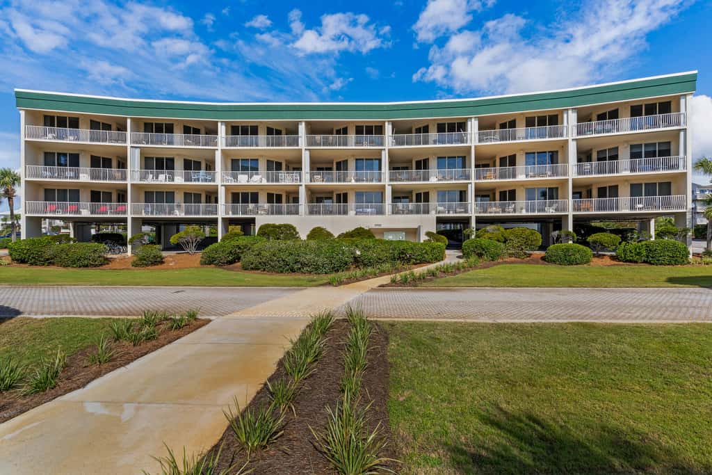 Attractive home with spacious balcony, pool view & pickleball - near beach
