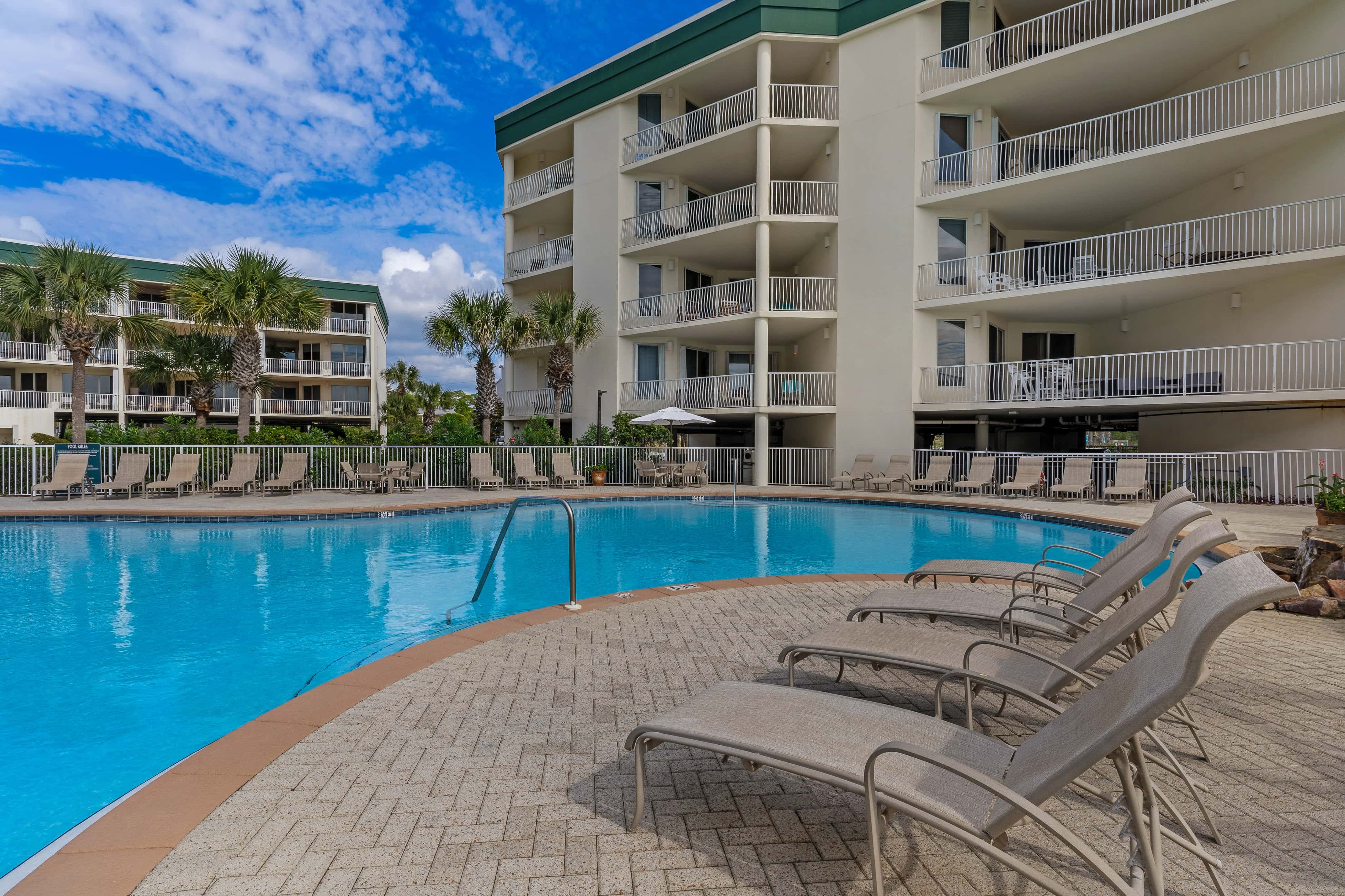 Bright Gulf-view condo with balcony, pool, seasonal beach service & pickleball