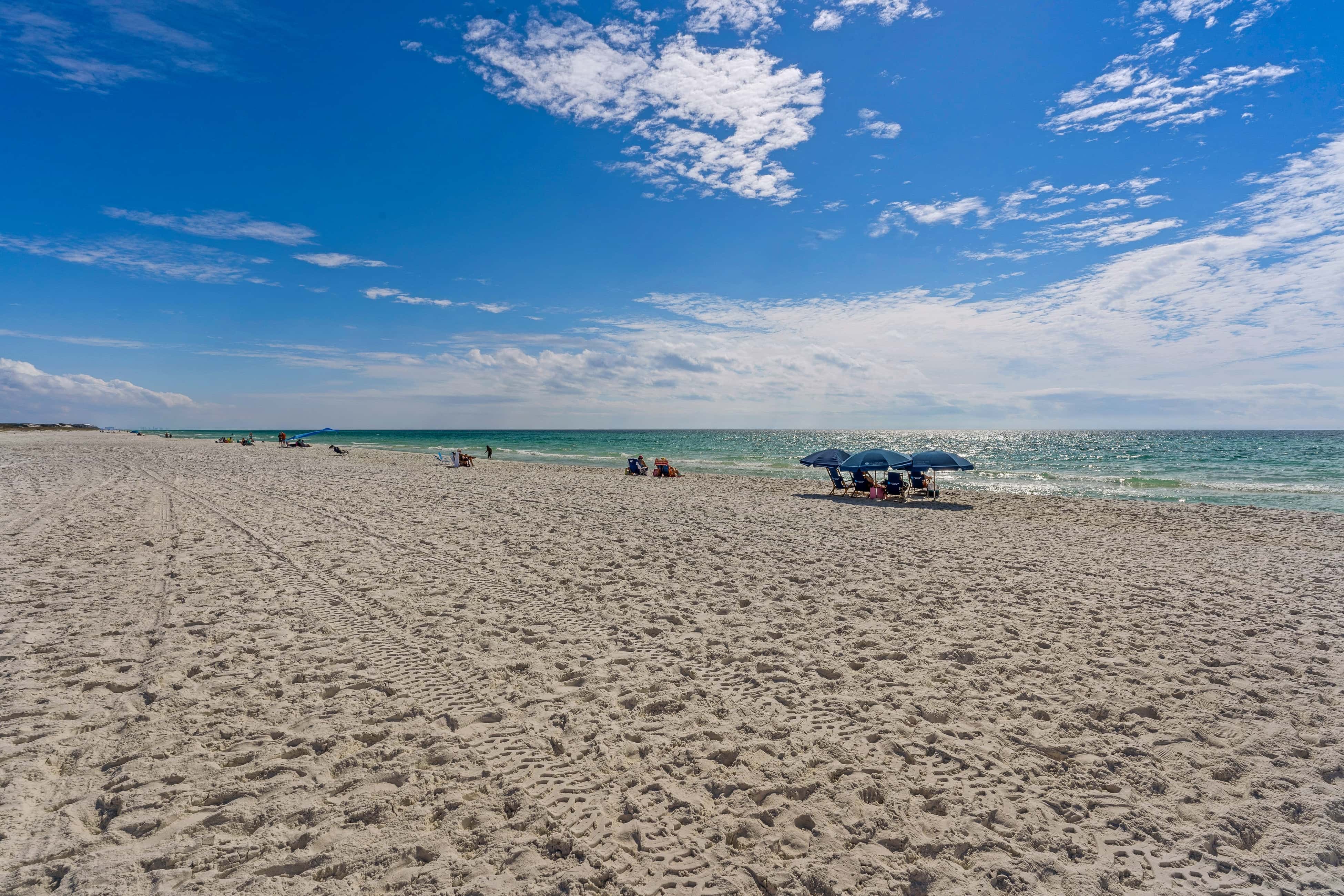 Bright Gulf-view condo with balcony, pool, seasonal beach service & pickleball