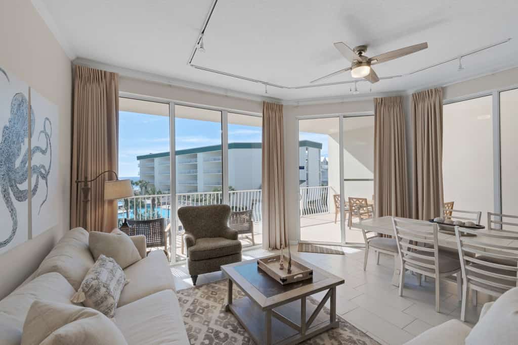 Bright Gulf-view condo with balcony, pool, seasonal beach service & pickleball