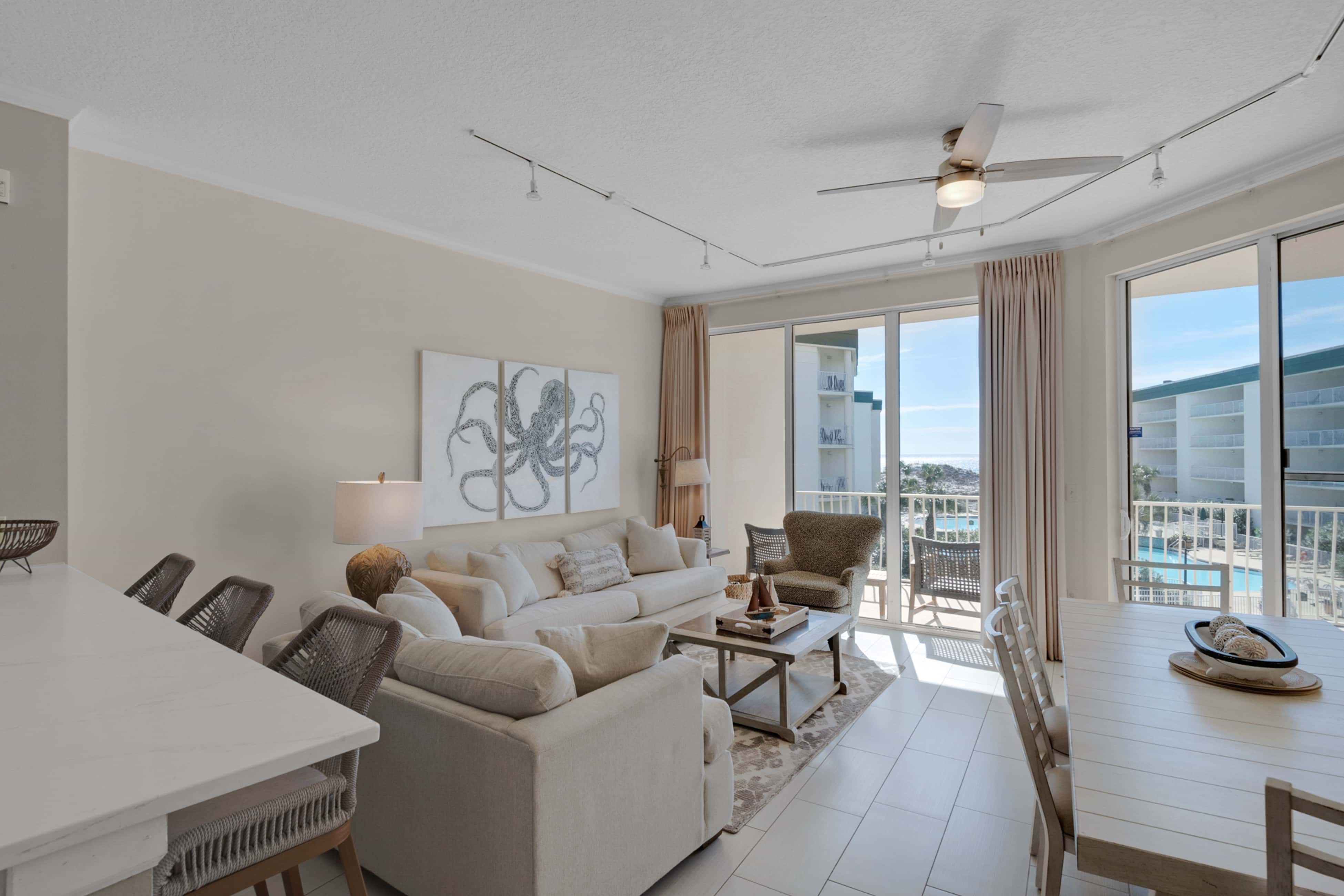 Bright Gulf-view condo with balcony, pool, seasonal beach service & pickleball