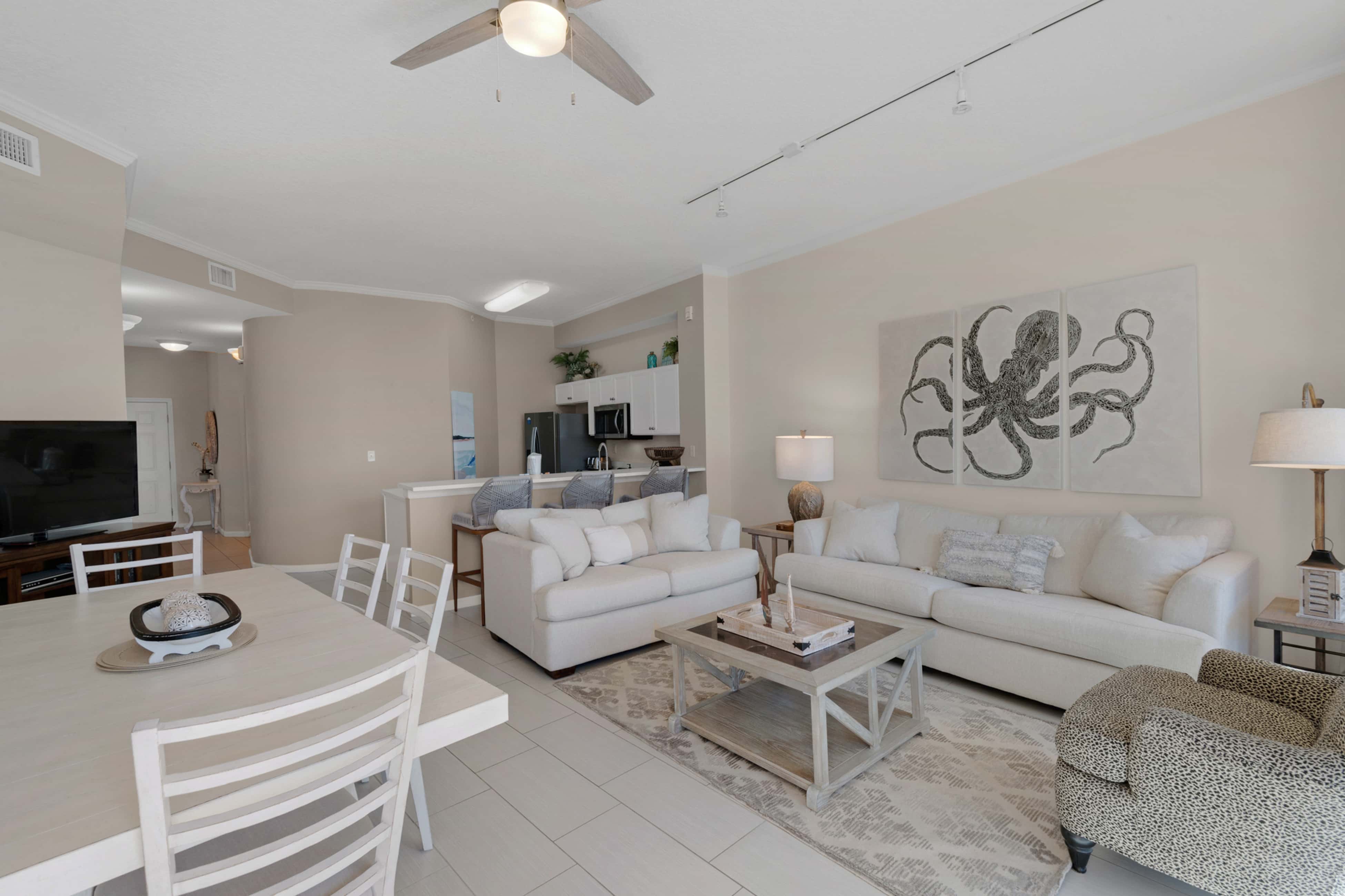 Bright Gulf-view condo with balcony, pool, seasonal beach service & pickleball