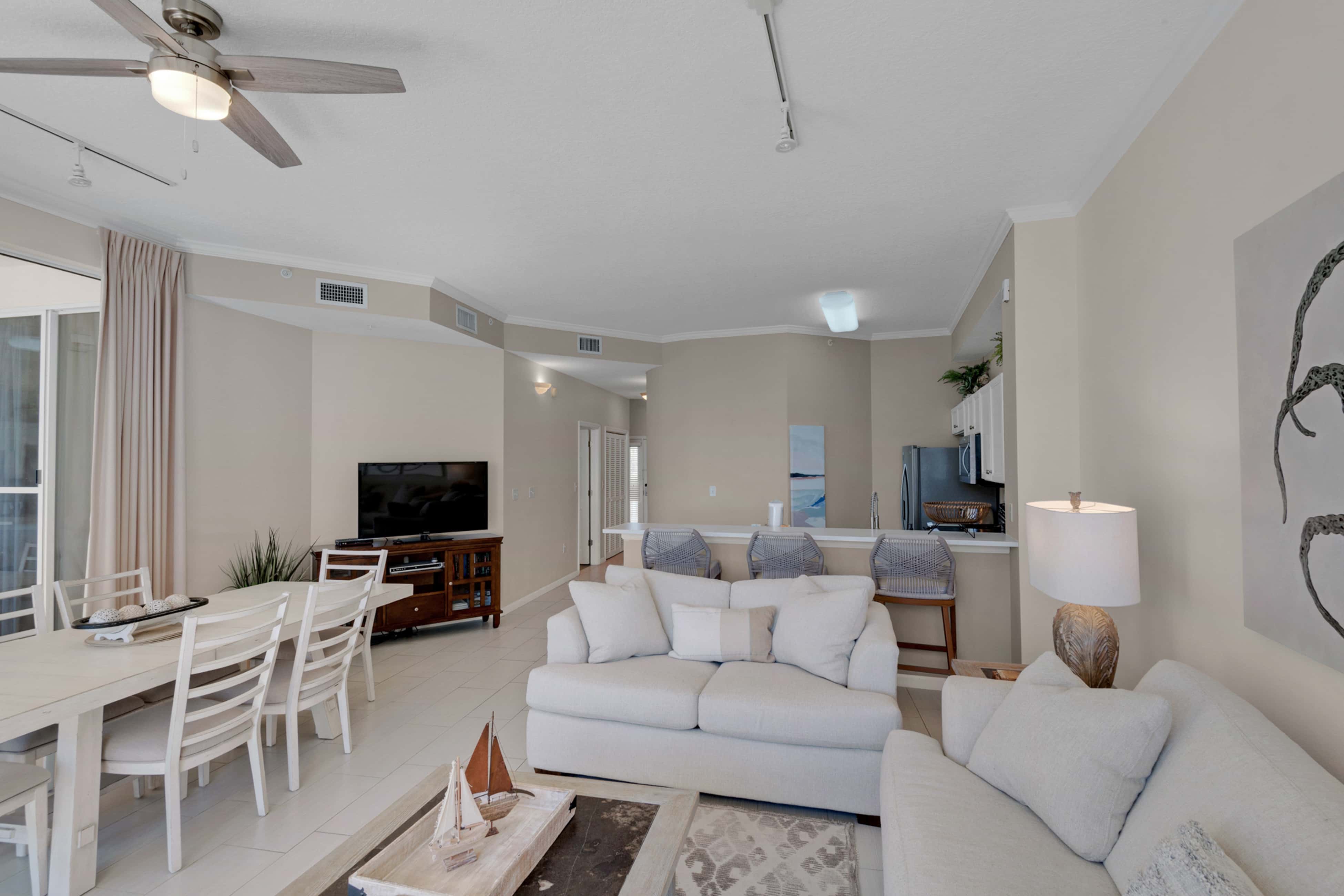 Bright Gulf-view condo with balcony, pool, seasonal beach service & pickleball