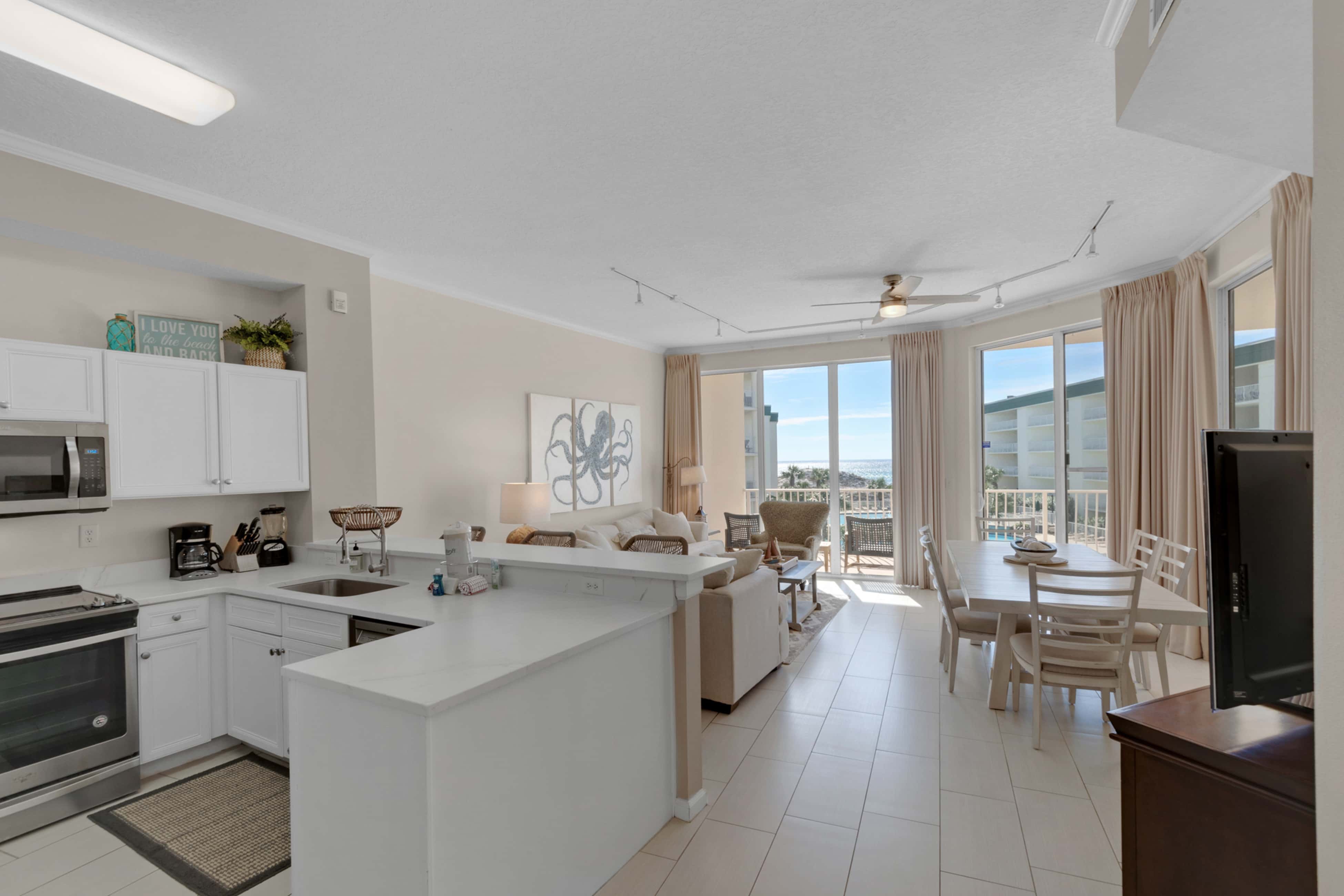 Bright Gulf-view condo with balcony, pool, seasonal beach service & pickleball
