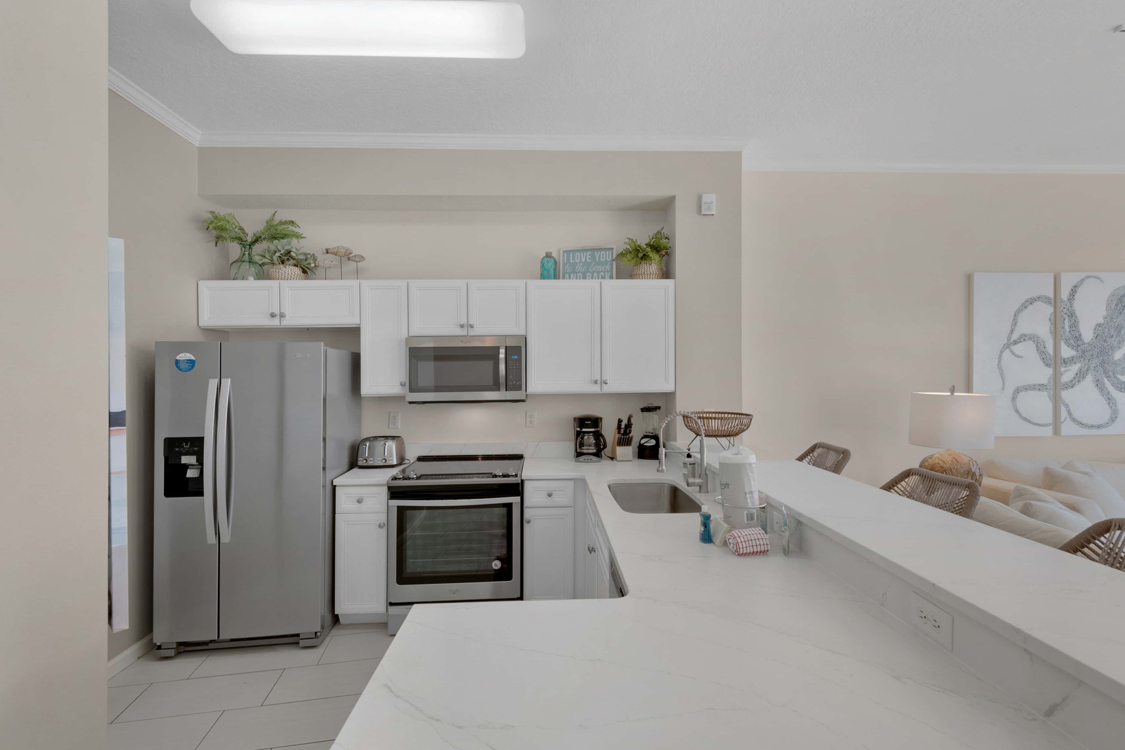 Bright Gulf-view condo with balcony, pool, seasonal beach service & pickleball