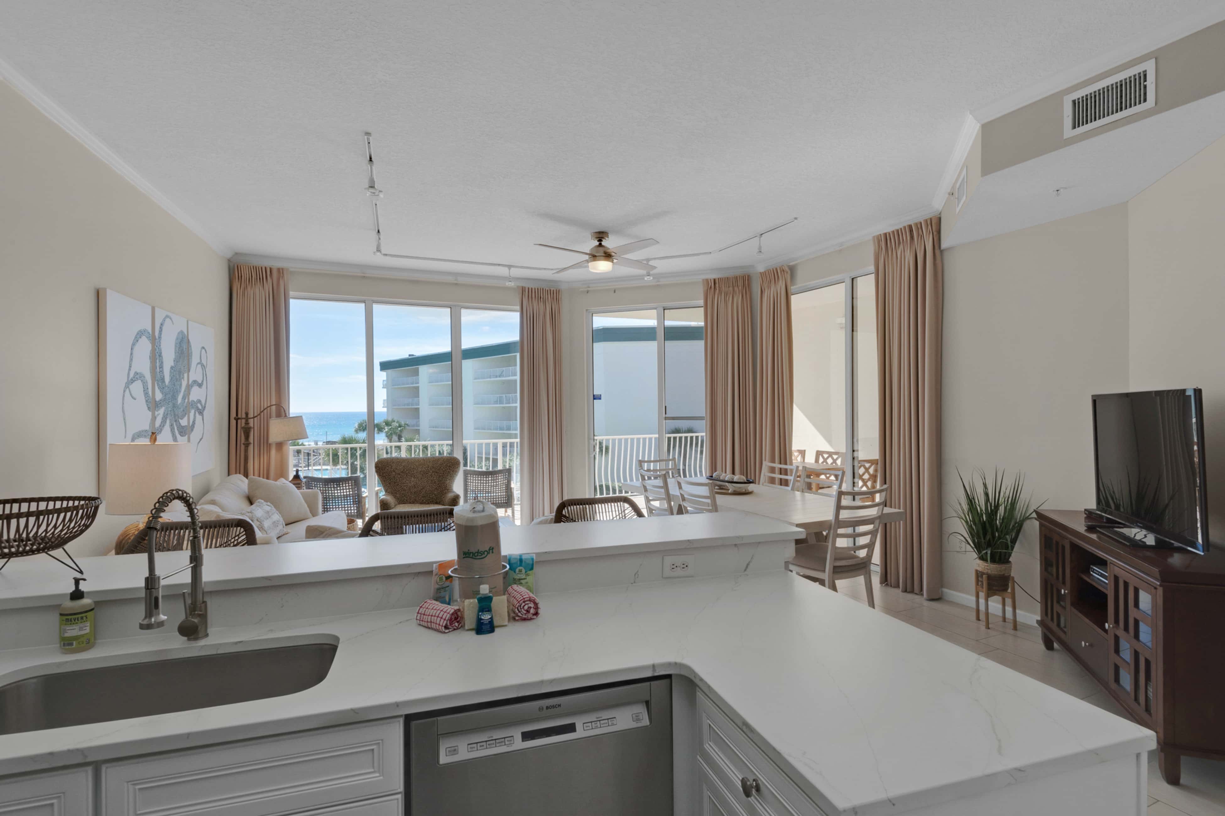 Bright Gulf-view condo with balcony, pool, seasonal beach service & pickleball