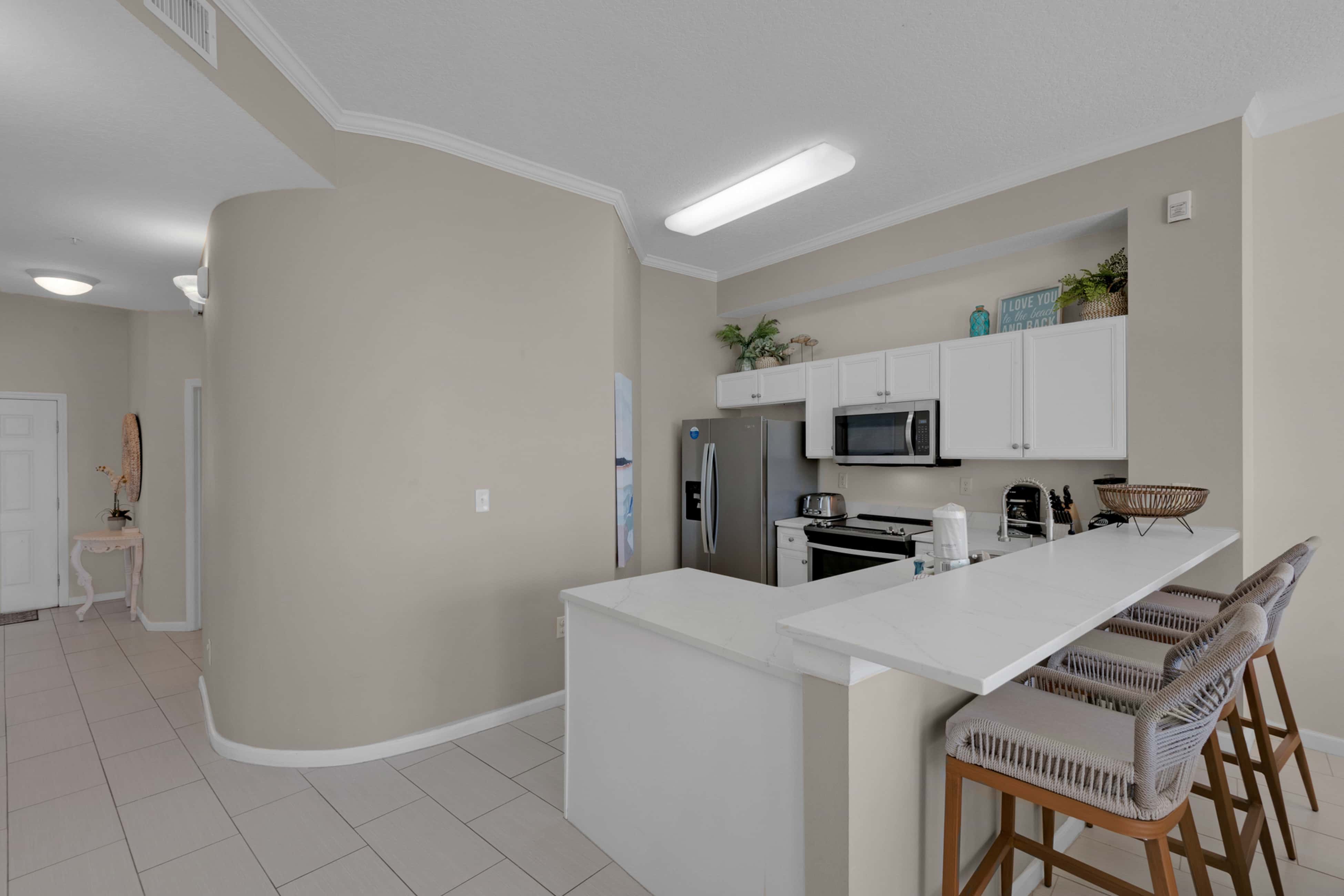 Bright Gulf-view condo with balcony, pool, seasonal beach service & pickleball