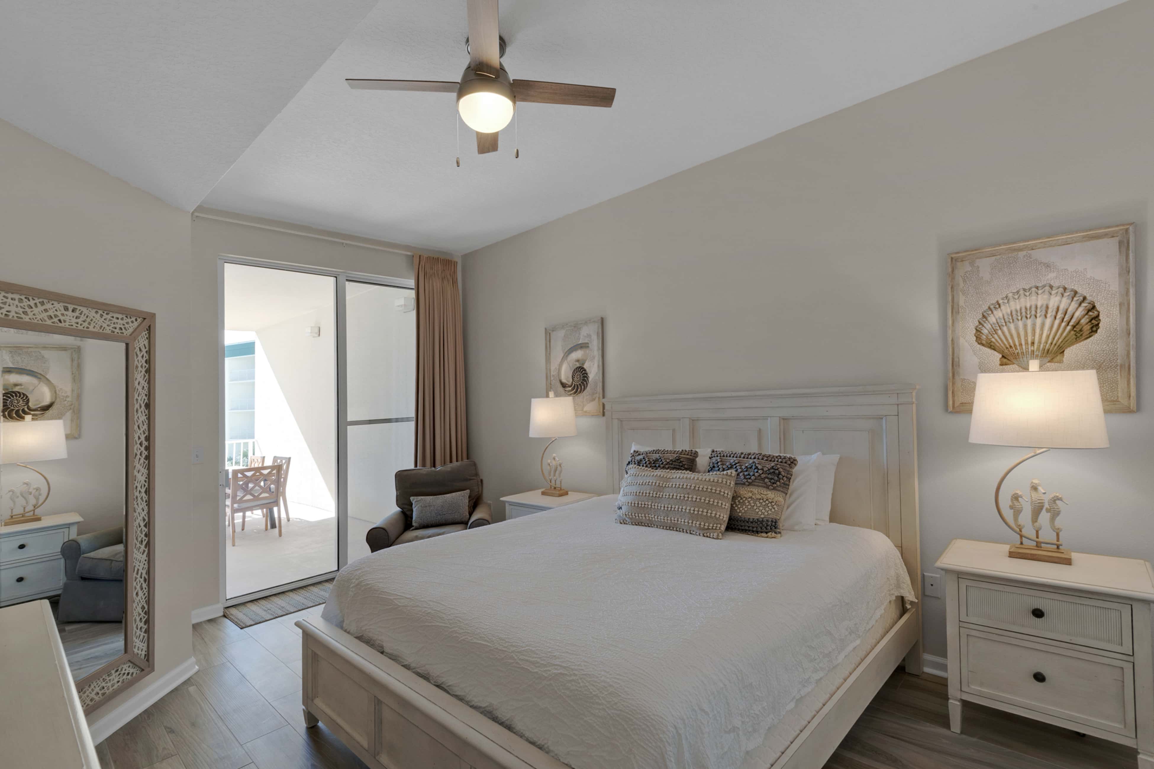 Bright Gulf-view condo with balcony, pool, seasonal beach service & pickleball
