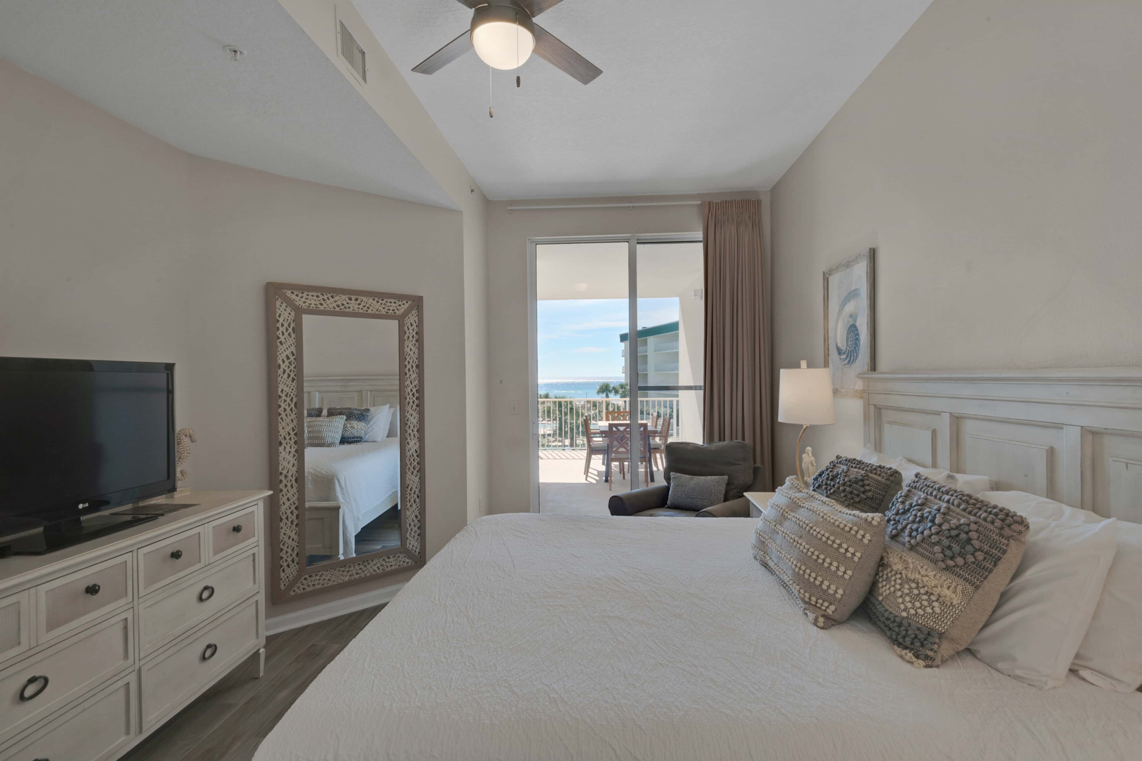 Bright Gulf-view condo with balcony, pool, seasonal beach service & pickleball