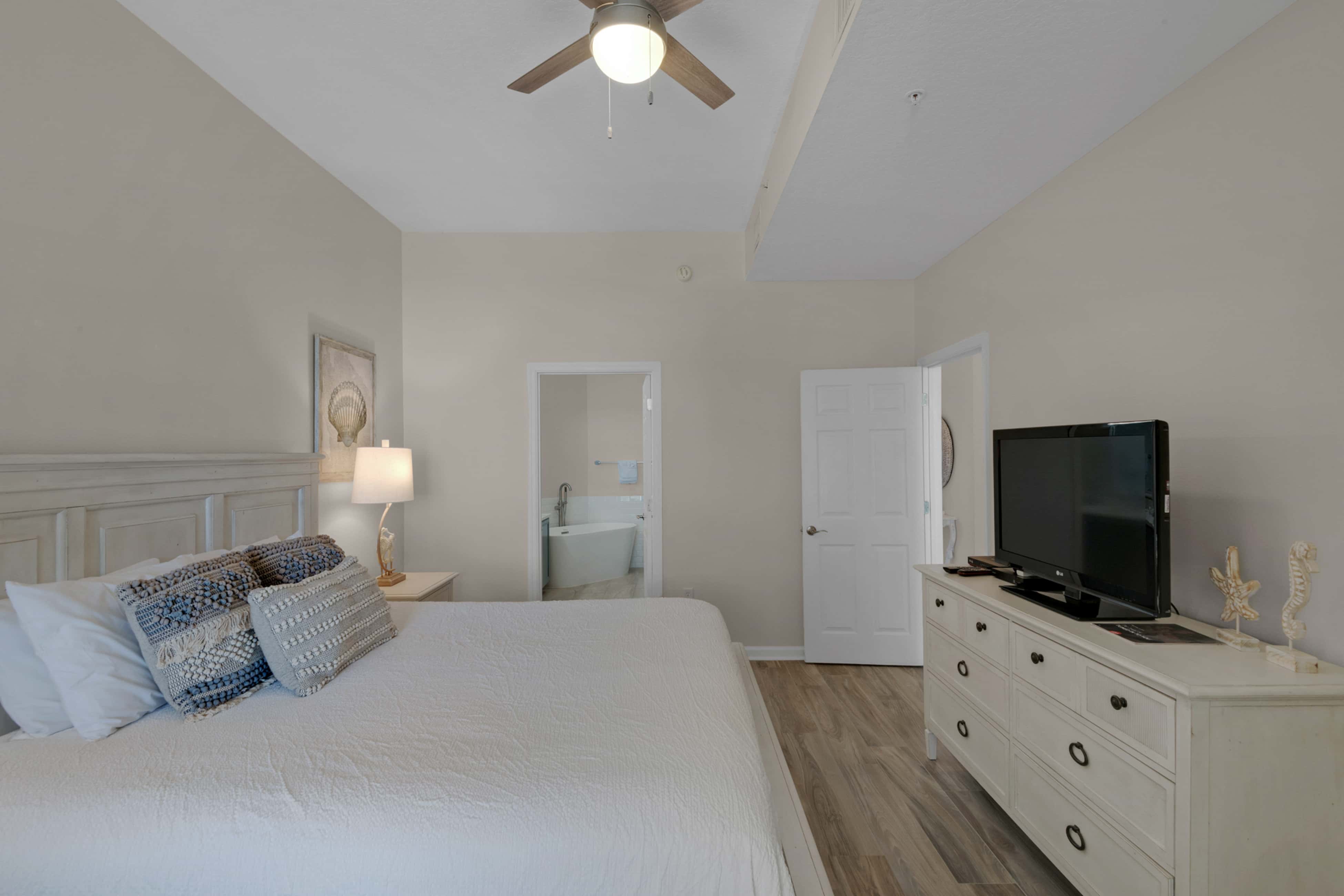 Bright Gulf-view condo with balcony, pool, seasonal beach service & pickleball