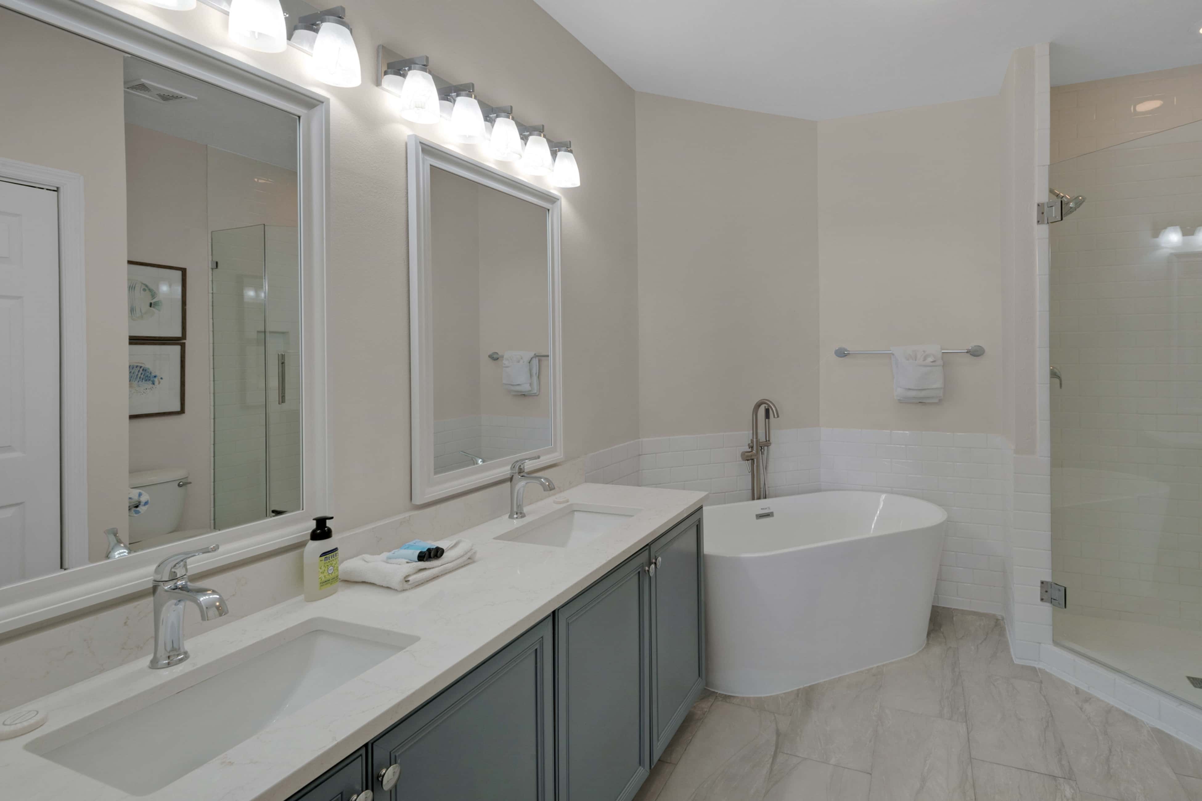 Bright Gulf-view condo with balcony, pool, seasonal beach service & pickleball