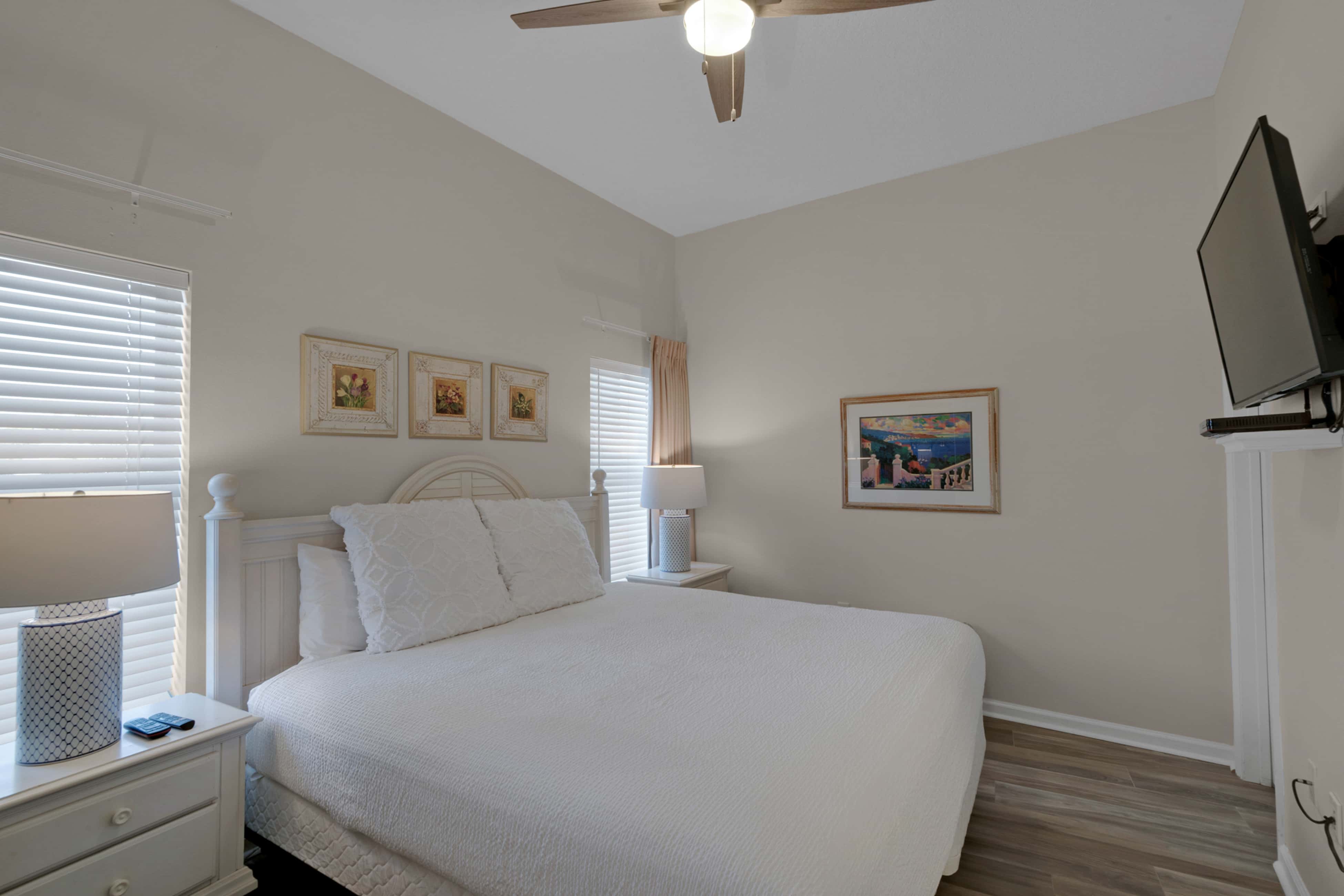 Bright Gulf-view condo with balcony, pool, seasonal beach service & pickleball
