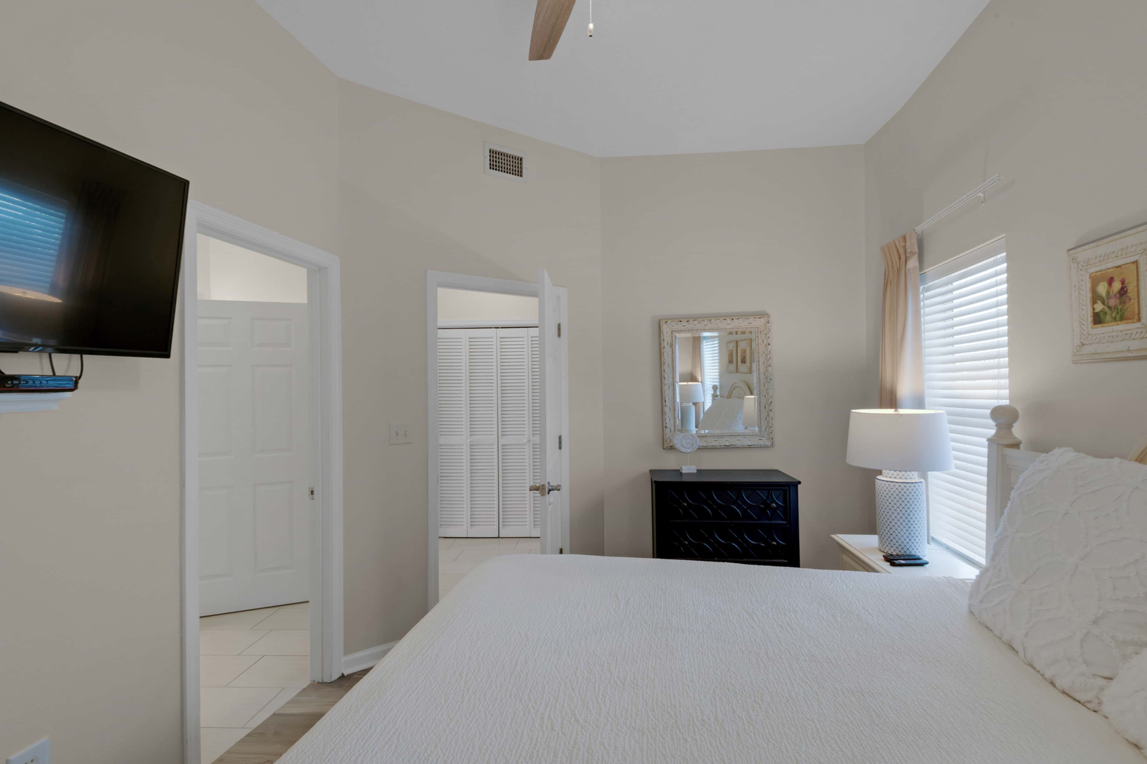 Bright Gulf-view condo with balcony, pool, seasonal beach service & pickleball