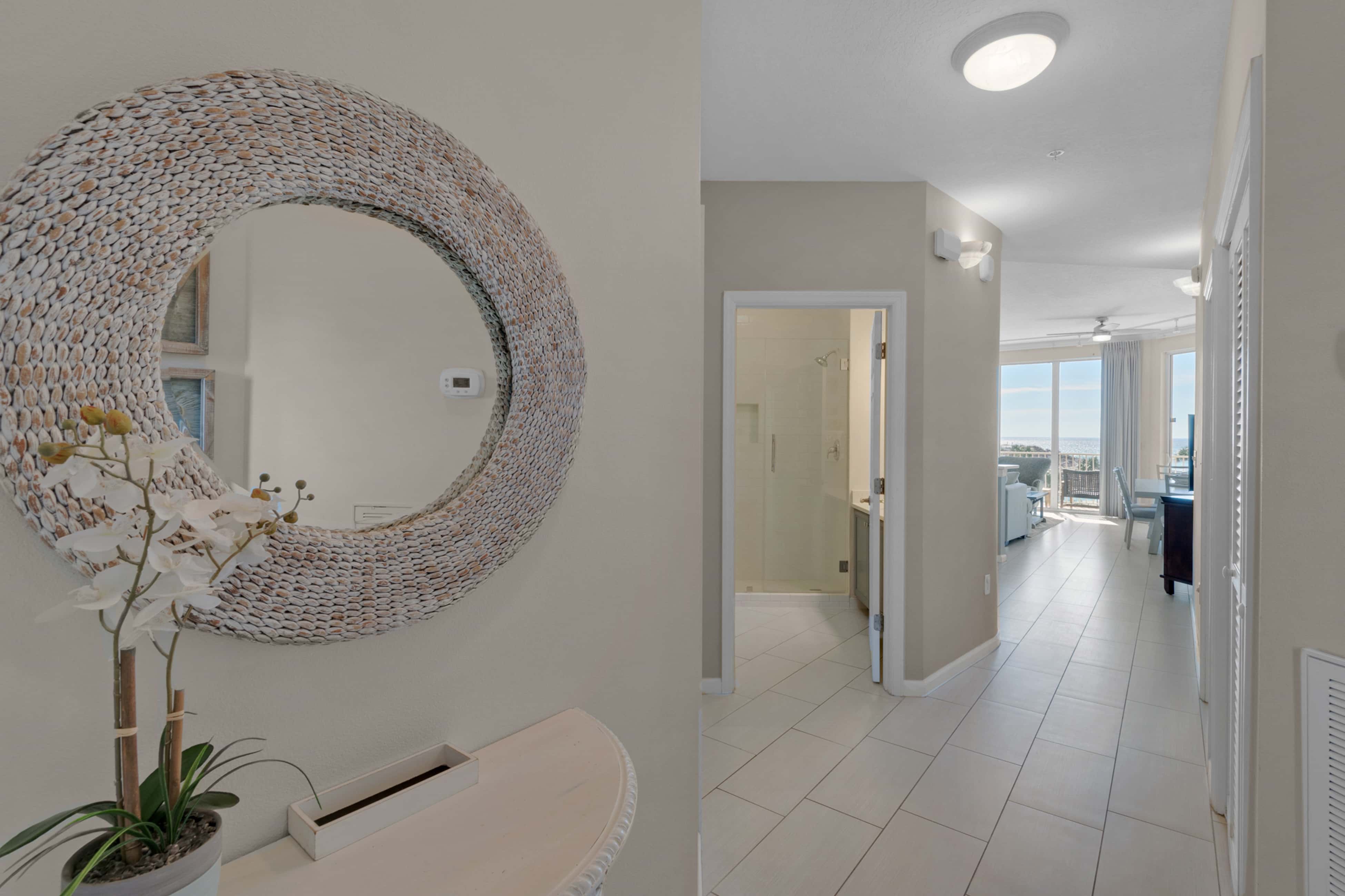 Bright Gulf-view condo with balcony, pool, seasonal beach service & pickleball