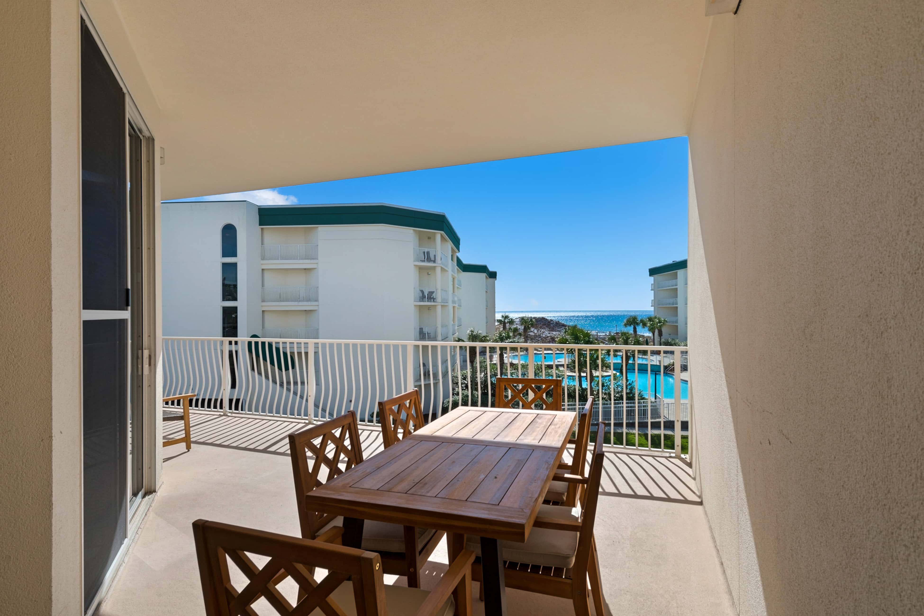 Bright Gulf-view condo with balcony, pool, seasonal beach service & pickleball