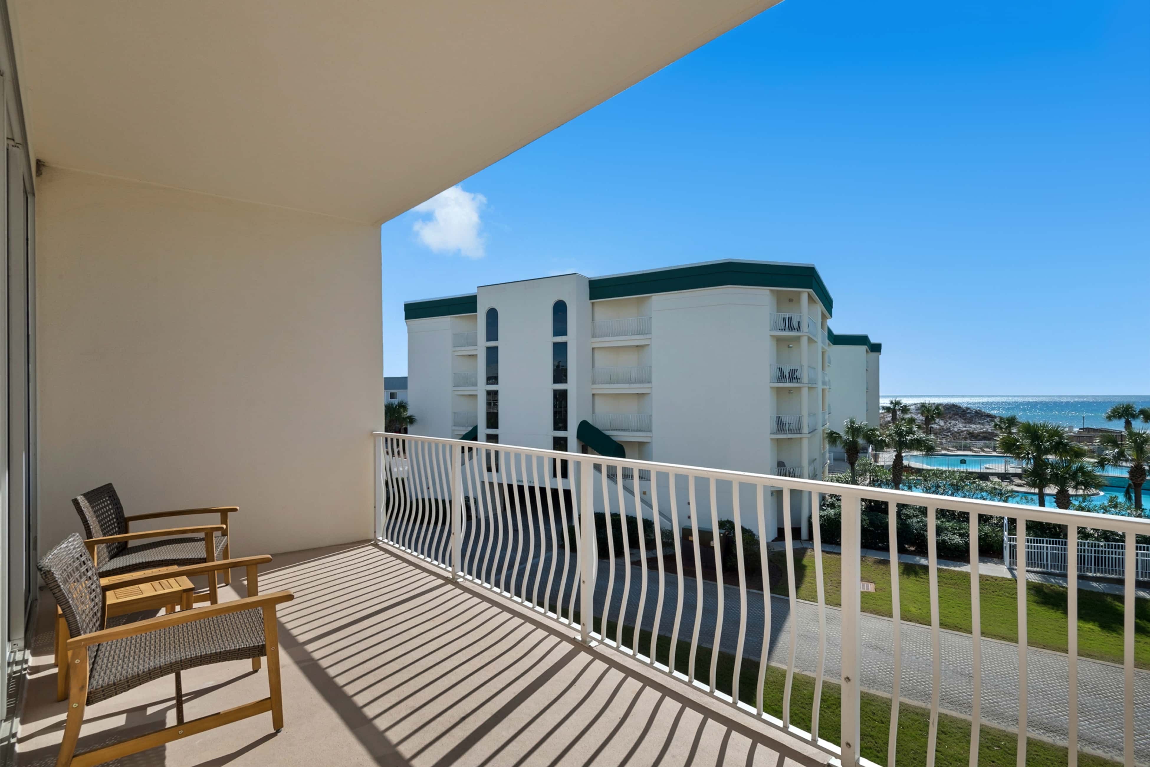 Bright Gulf-view condo with balcony, pool, seasonal beach service & pickleball