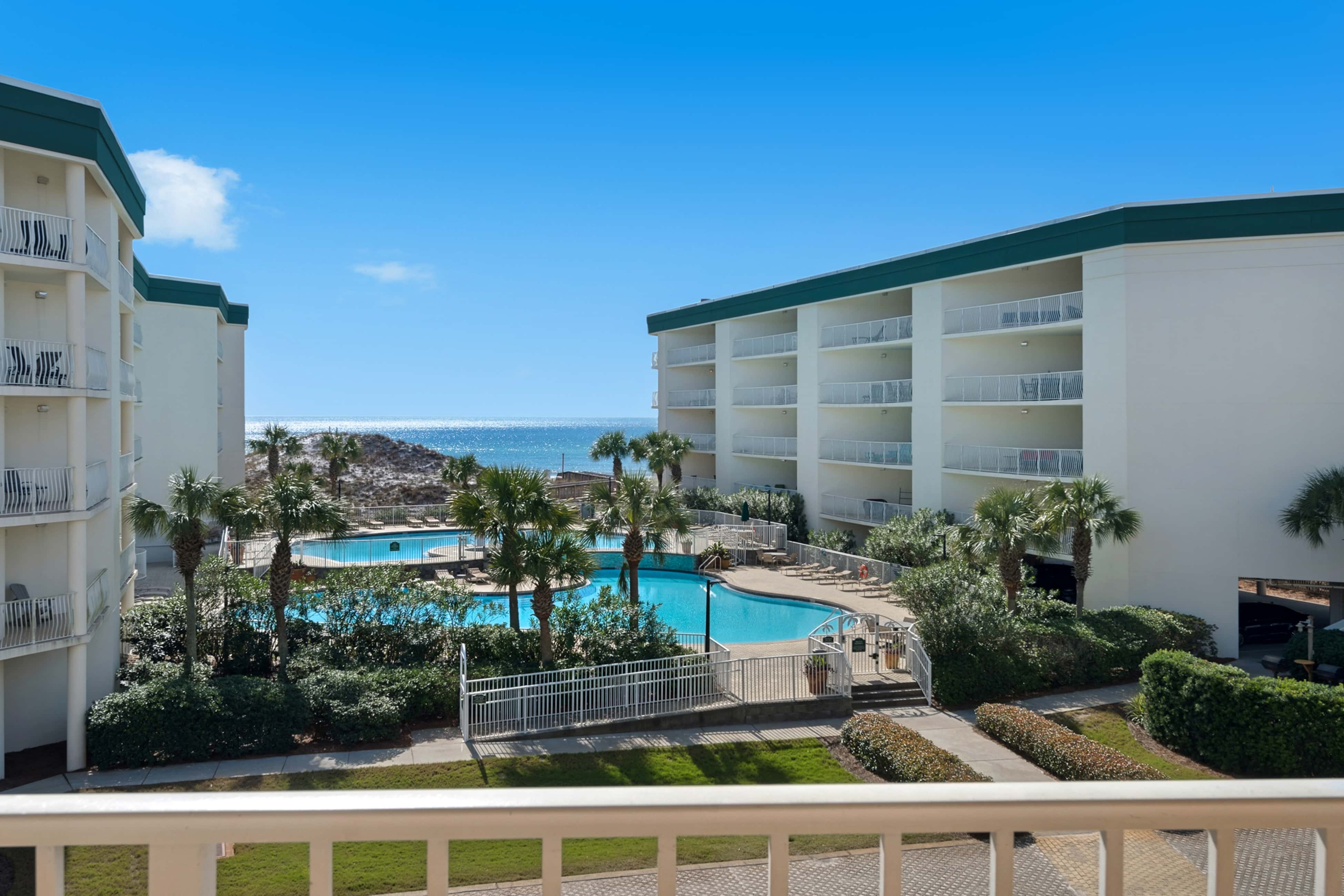 Bright Gulf-view condo with balcony, pool, seasonal beach service & pickleball