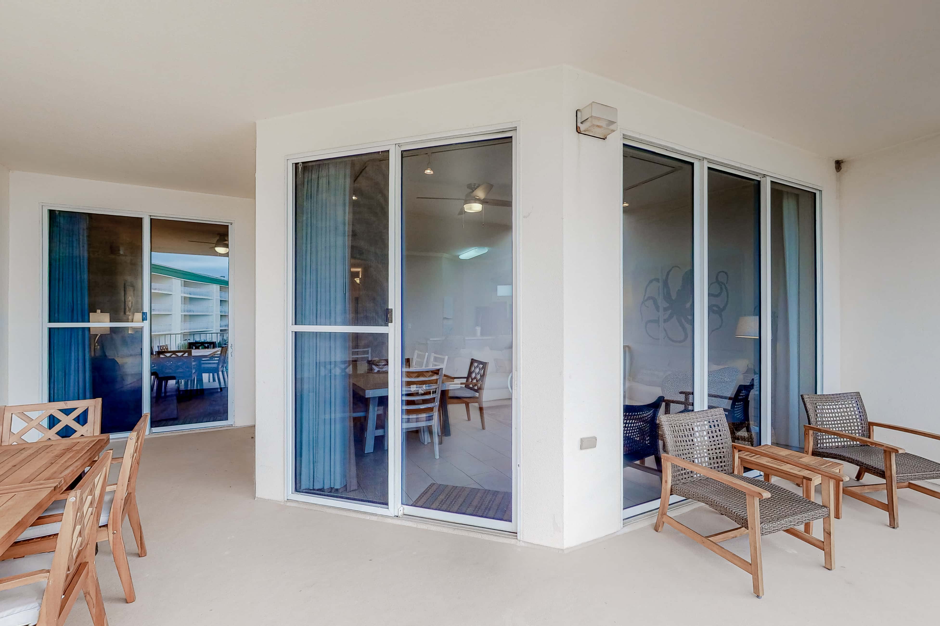 Bright Gulf-view condo with balcony, pool, seasonal beach service & pickleball