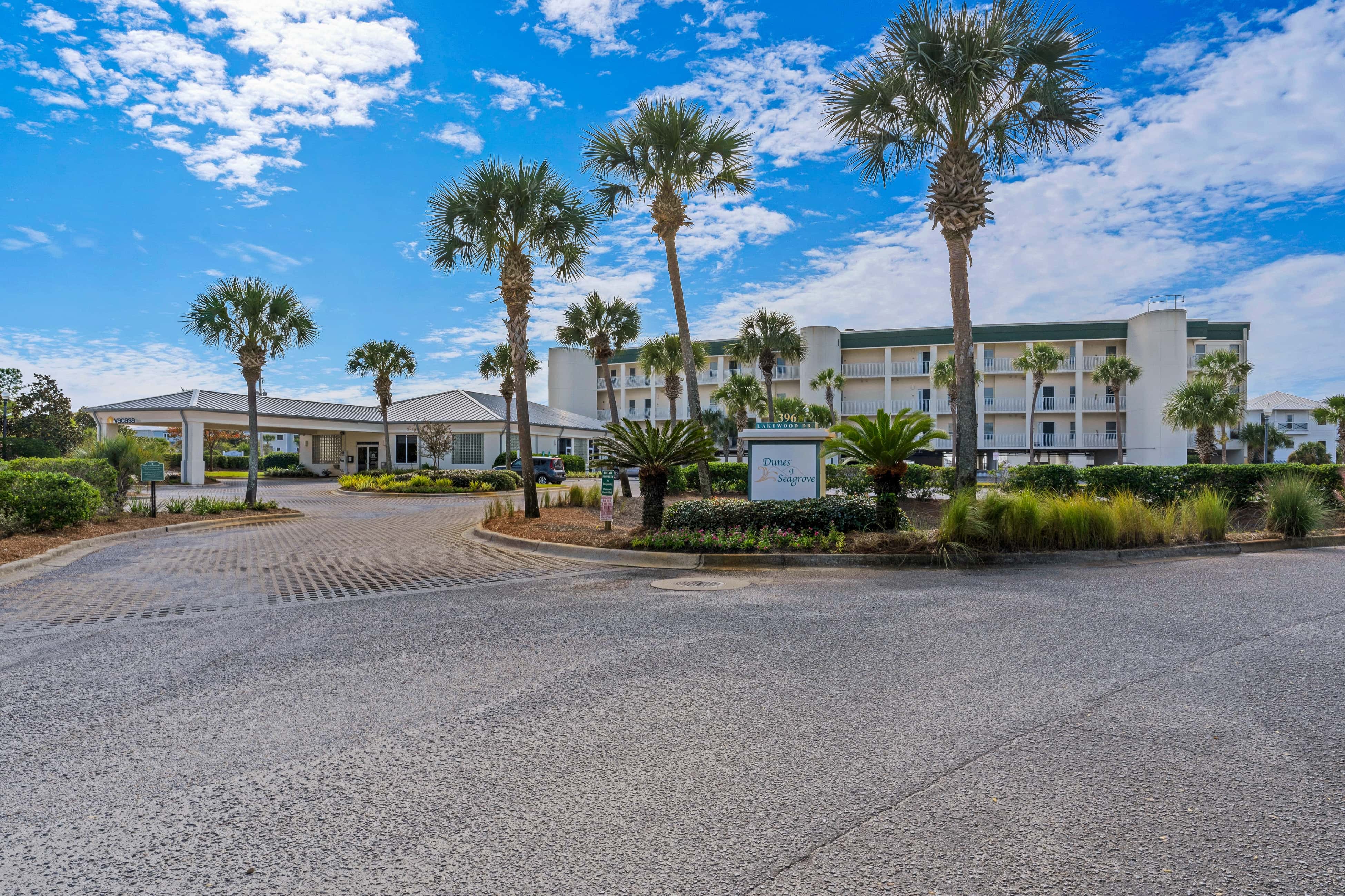 Bright Gulf-view condo with balcony, pool, seasonal beach service & pickleball