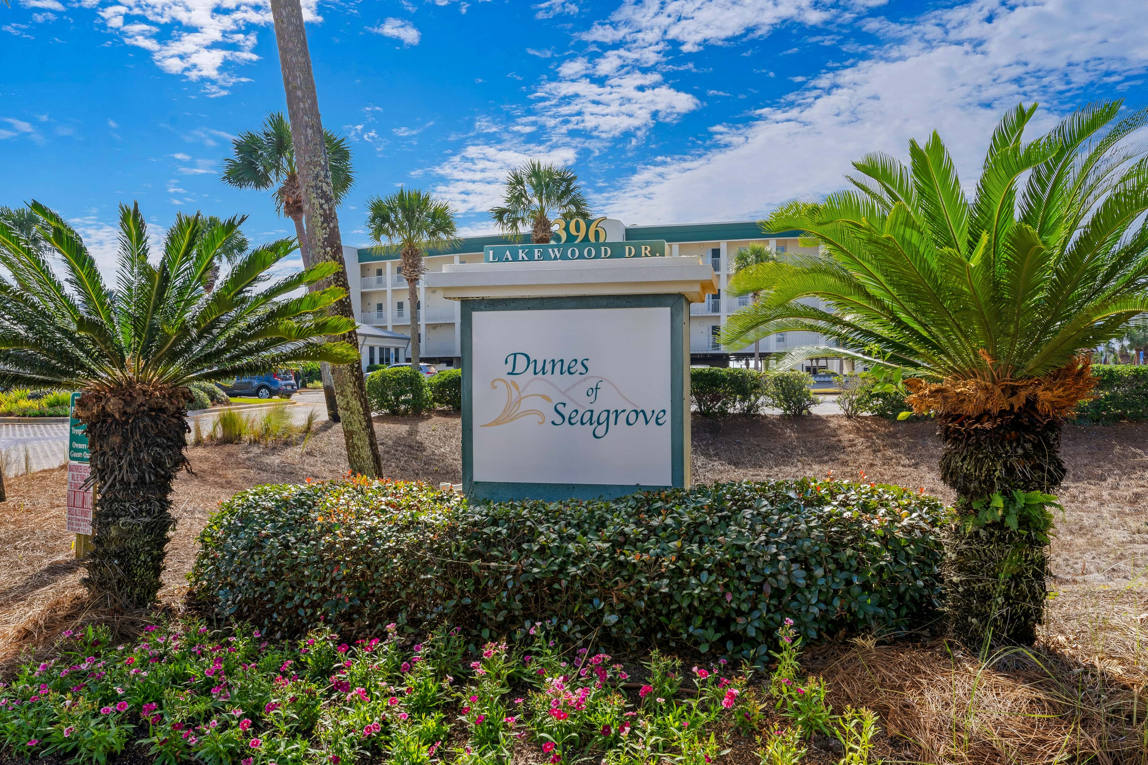 Bright Gulf-view condo with balcony, pool, seasonal beach service & pickleball