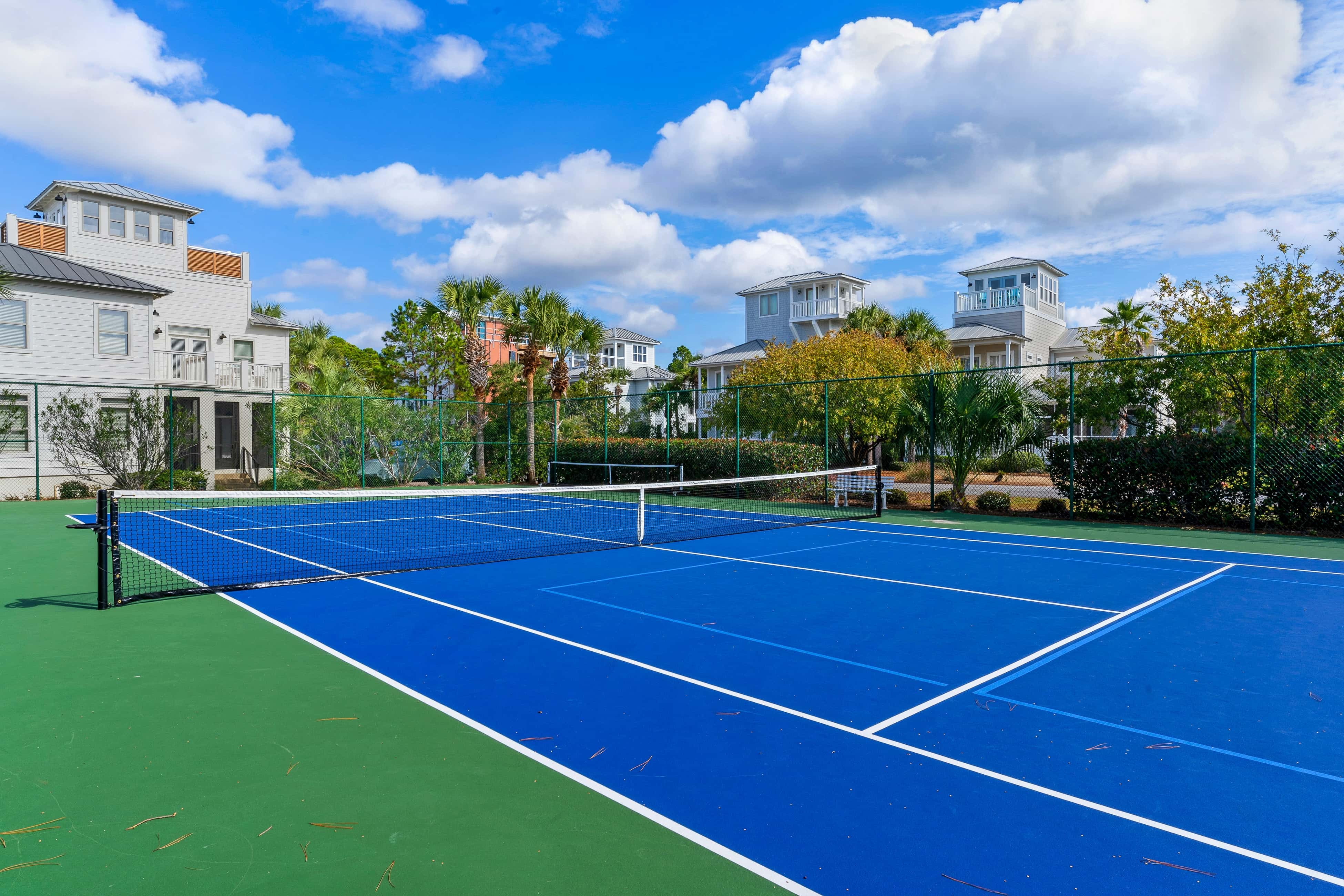 Bright Gulf-view condo with balcony, pool, seasonal beach service & pickleball