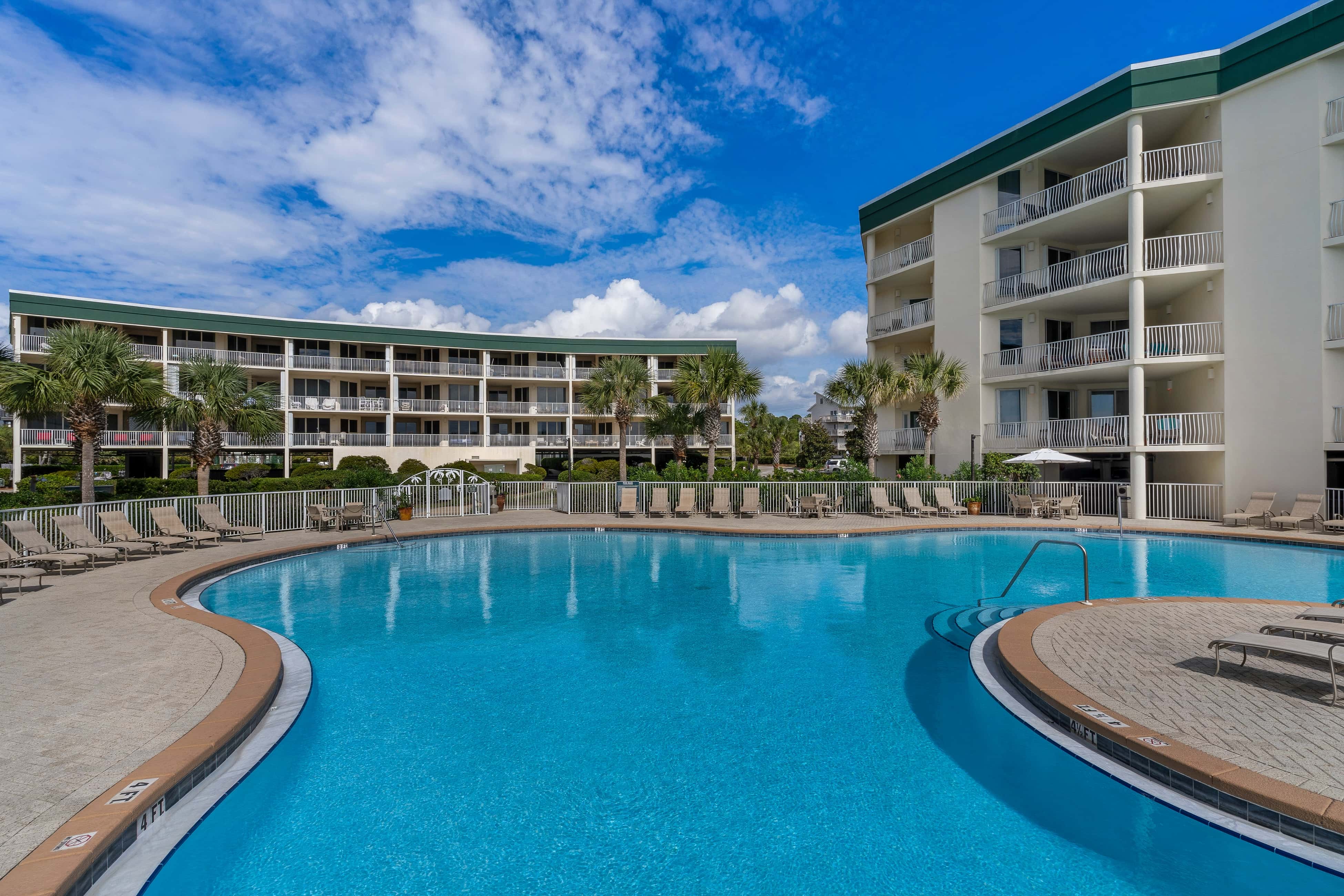Bright Gulf-view condo with balcony, pool, seasonal beach service & pickleball