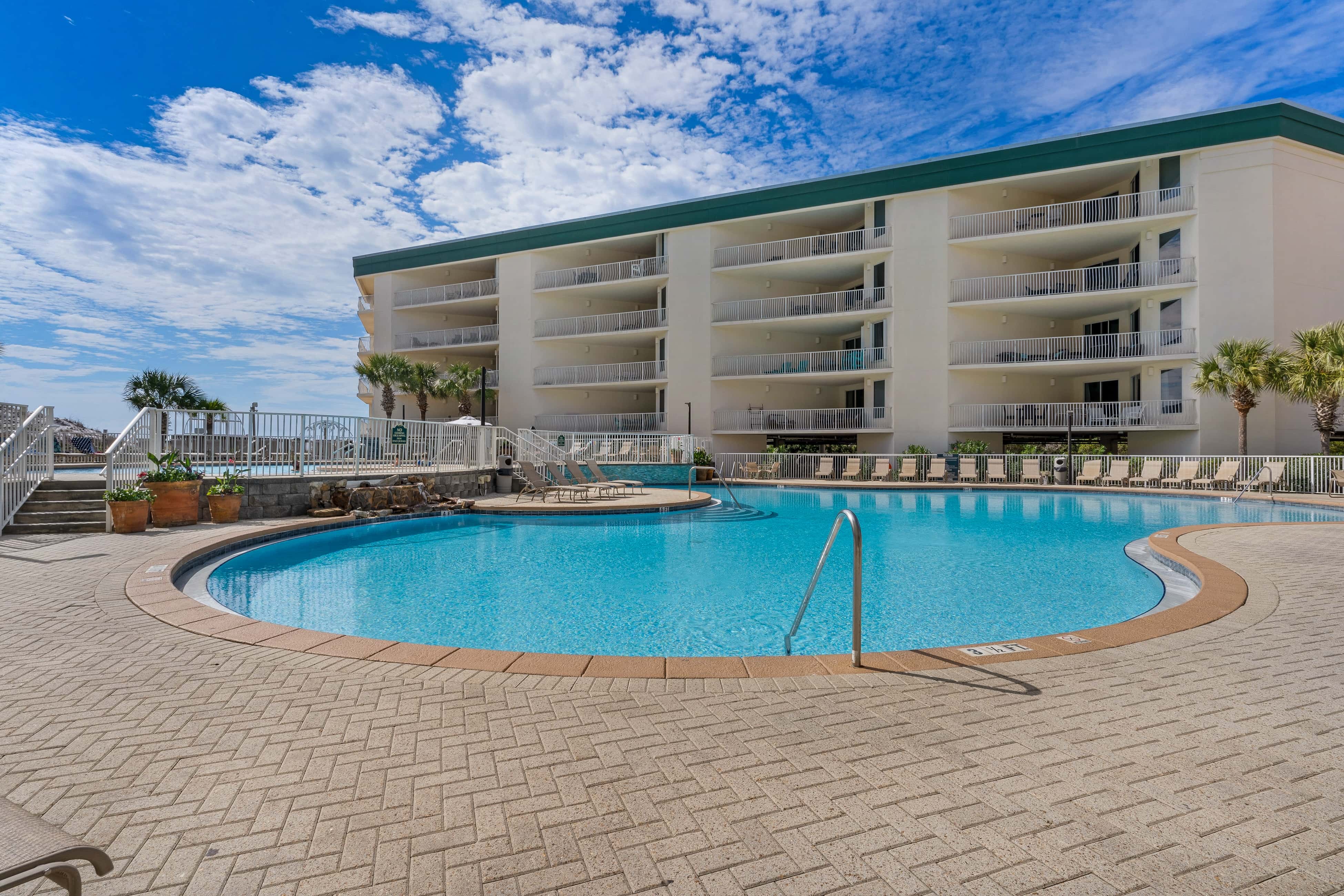 Bright Gulf-view condo with balcony, pool, seasonal beach service & pickleball