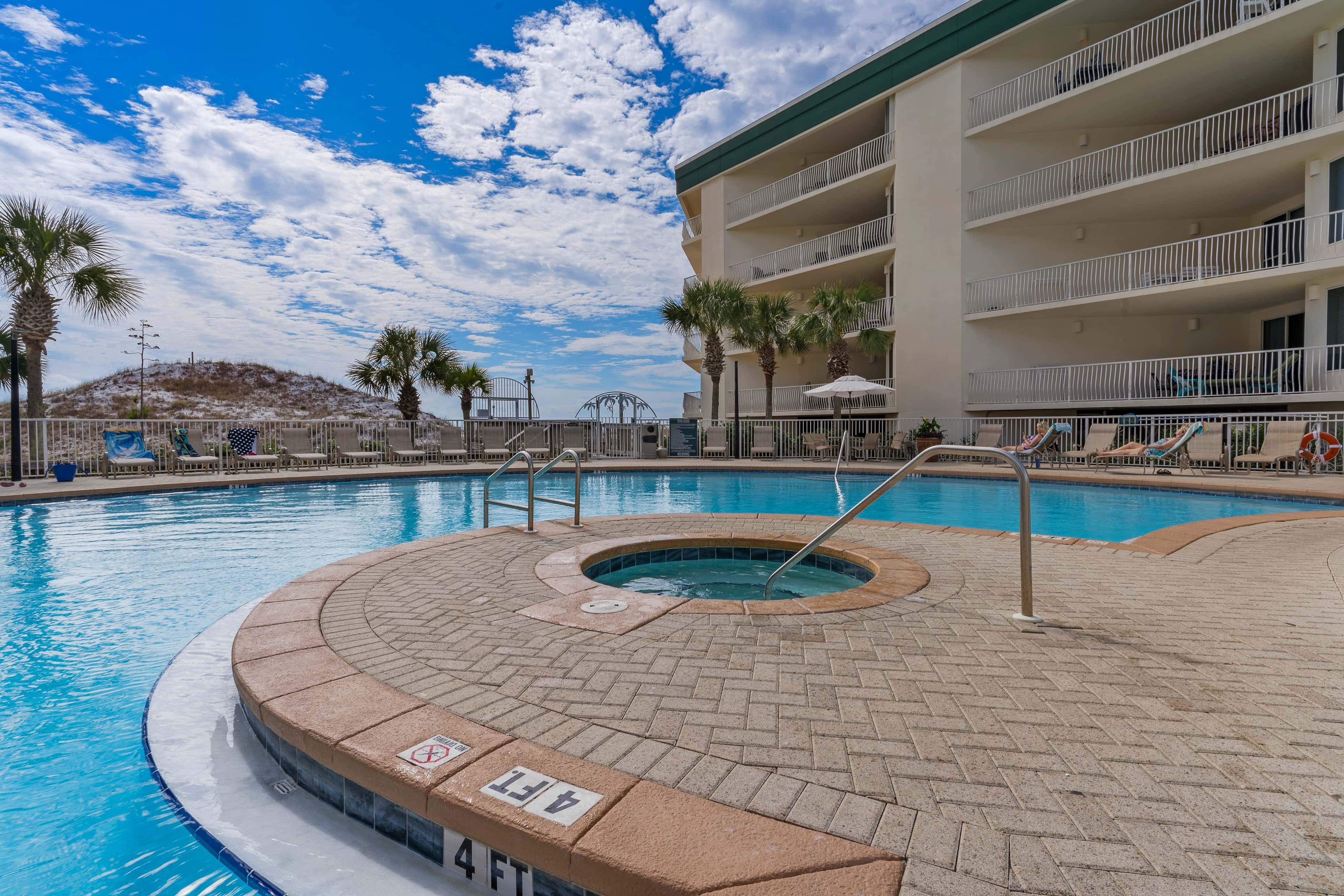Bright Gulf-view condo with balcony, pool, seasonal beach service & pickleball