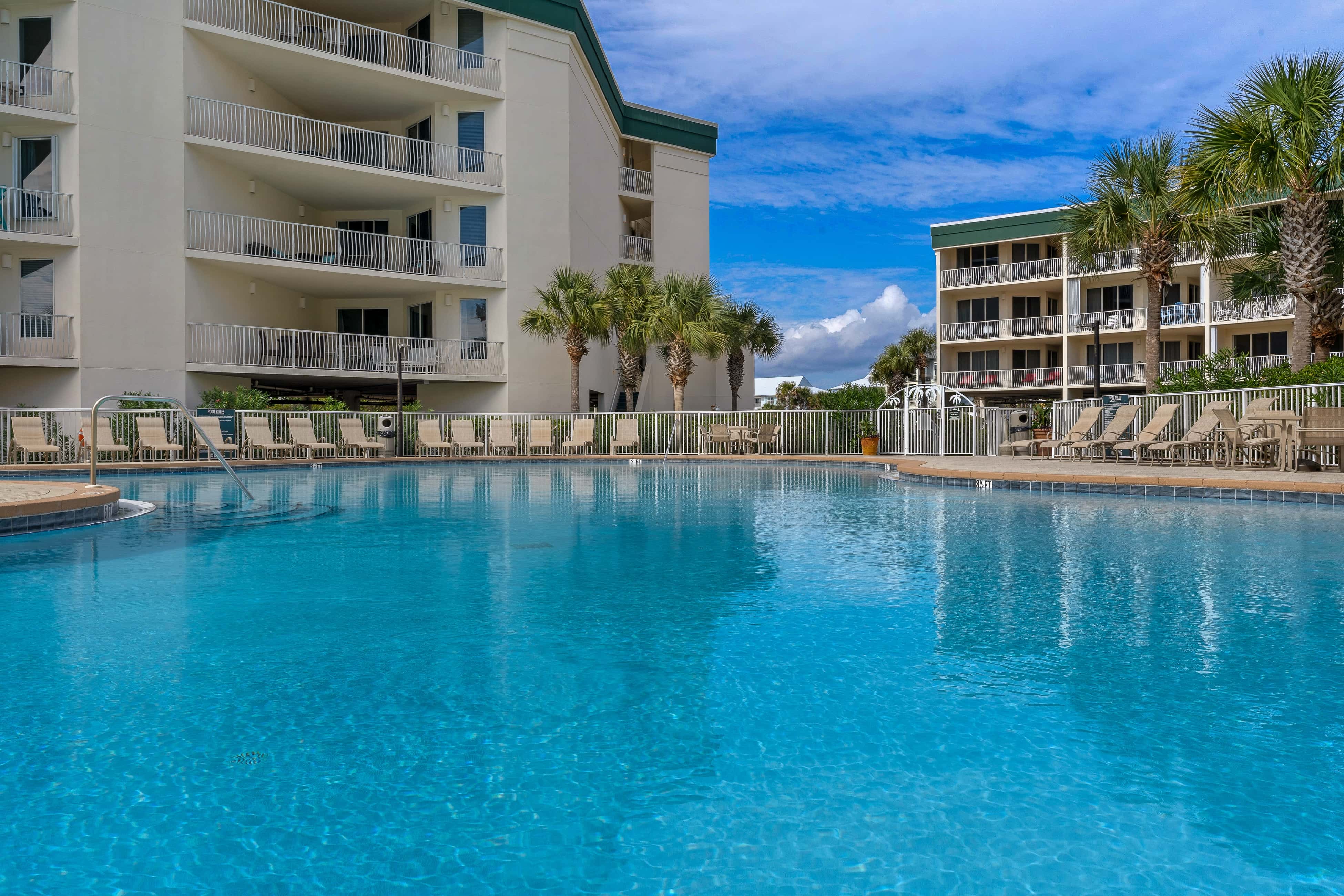 Bright Gulf-view condo with balcony, pool, seasonal beach service & pickleball