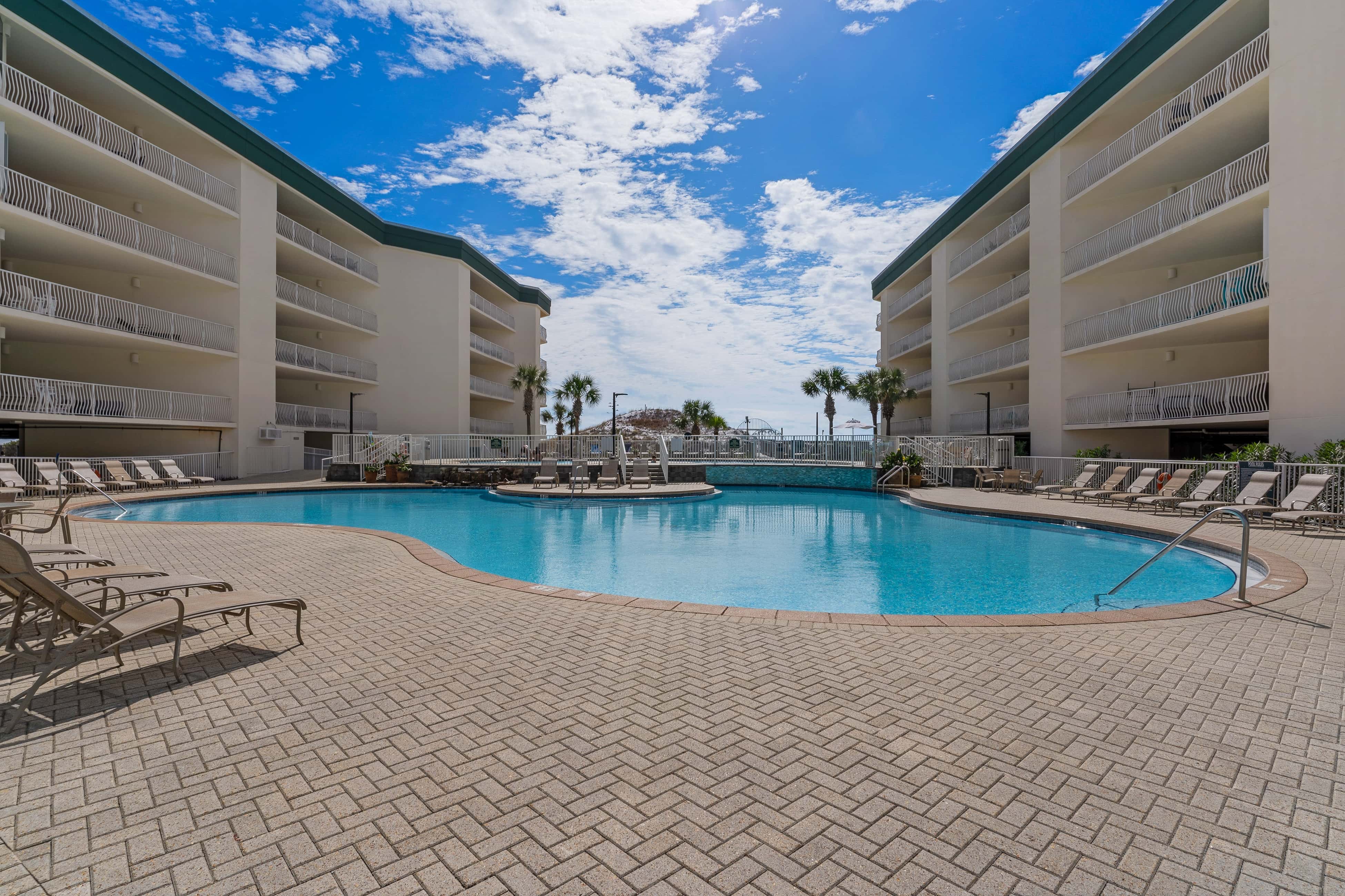 Bright Gulf-view condo with balcony, pool, seasonal beach service & pickleball