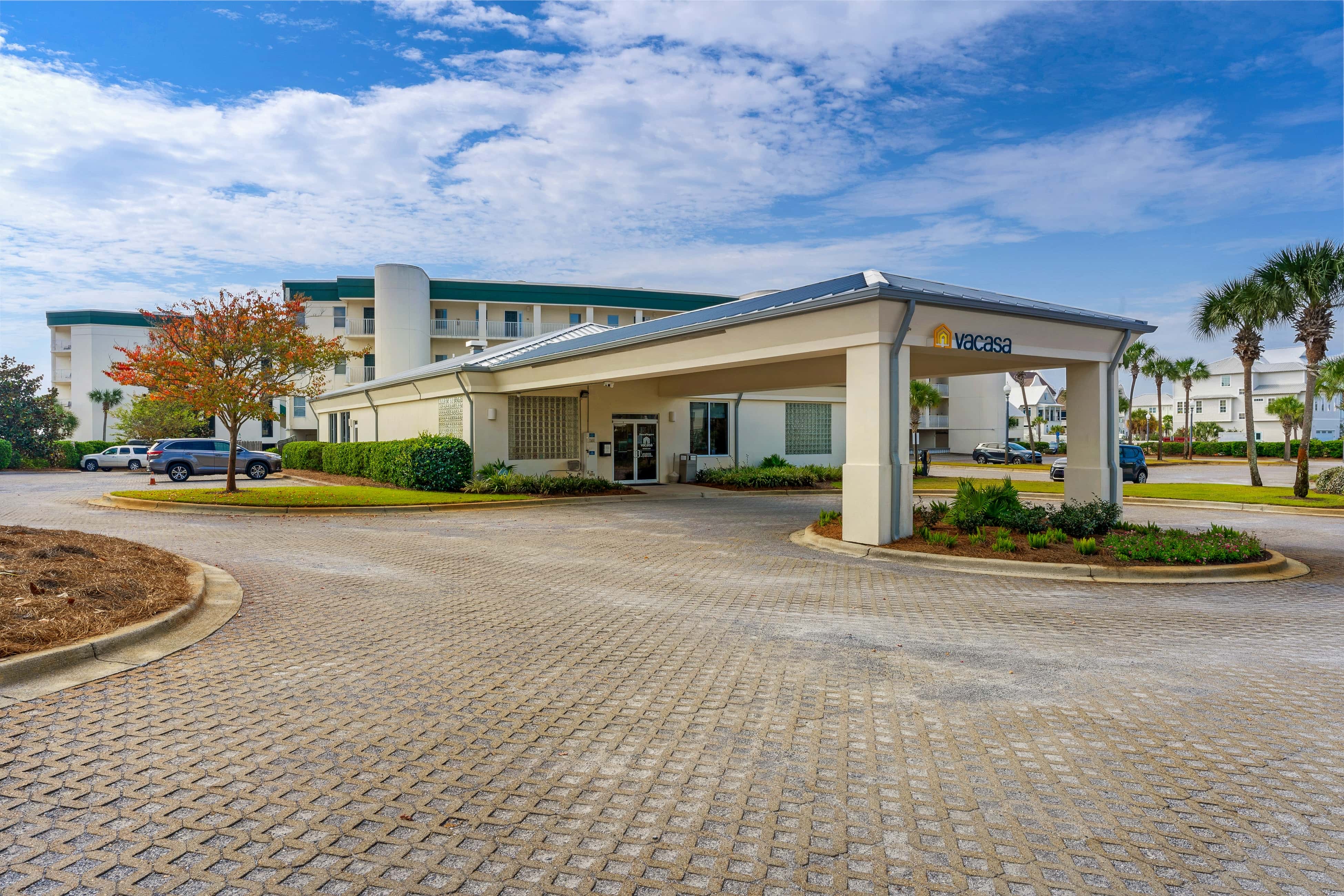 Bright Gulf-view condo with balcony, pool, seasonal beach service & pickleball